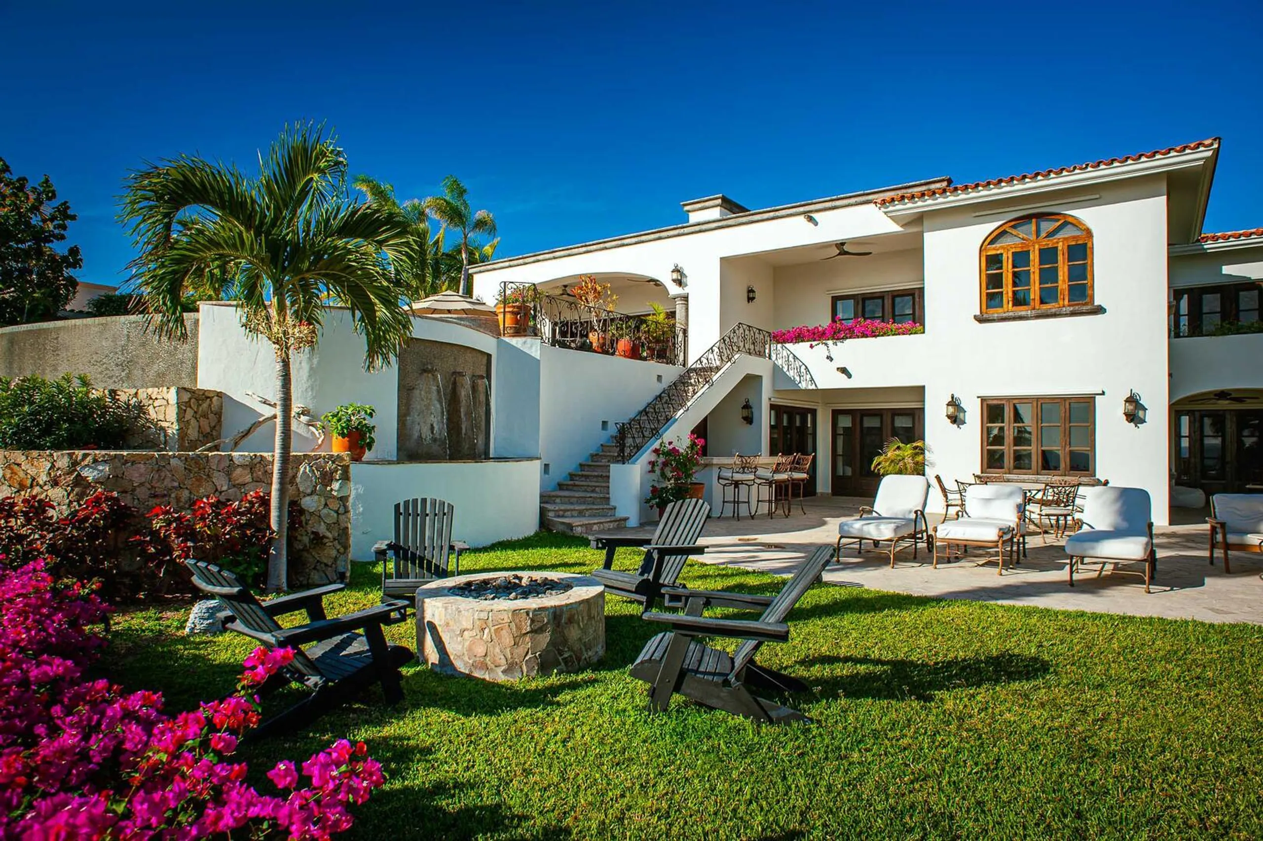 Sleek Villa Haven in Palmilla Caleta with Infinity Pool and Spectacular Sea of Cortez Vistas — photograph 4