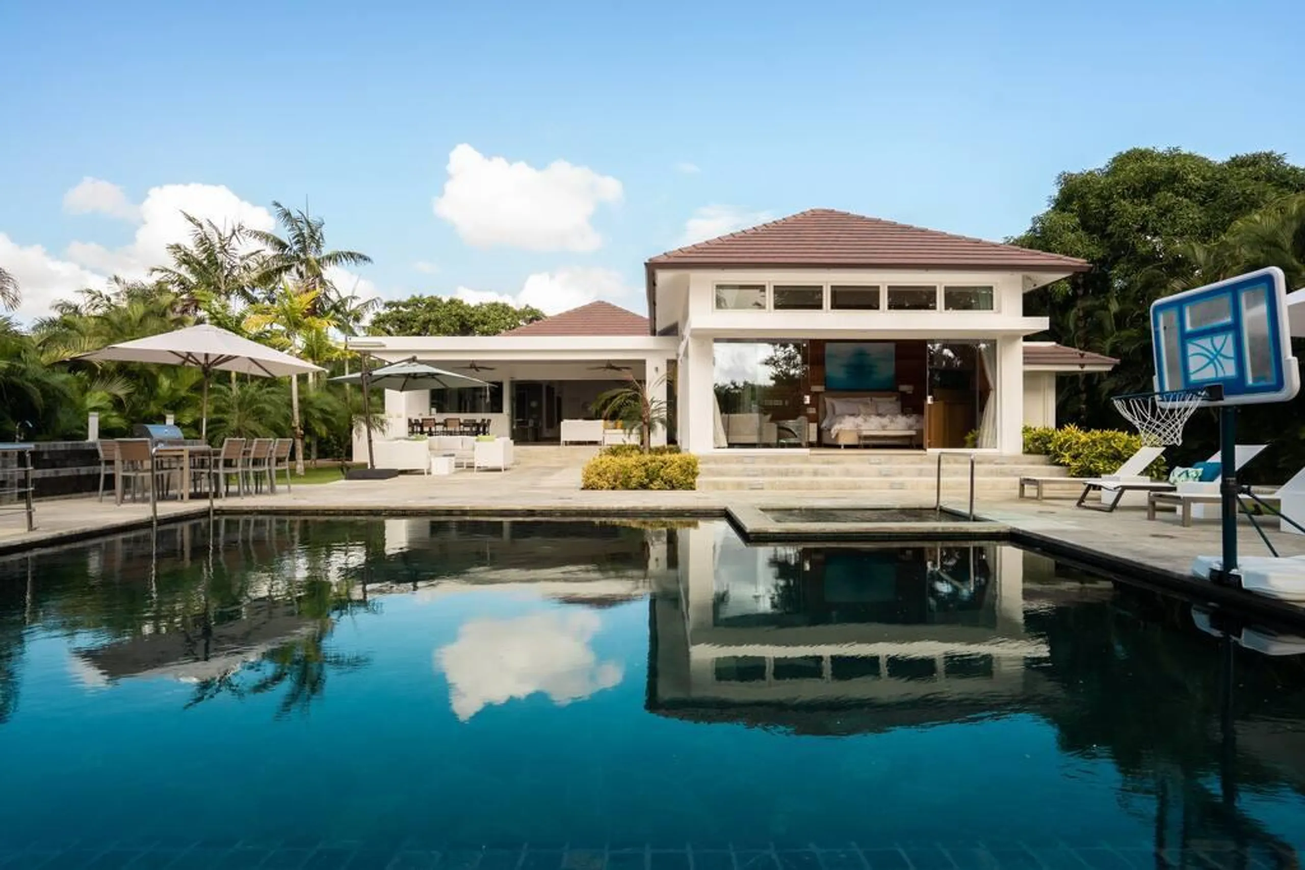 Relaxing La Ramana Estate with Private Pool, Jacuzzi, and Lush Garden Grounds, La Romana
