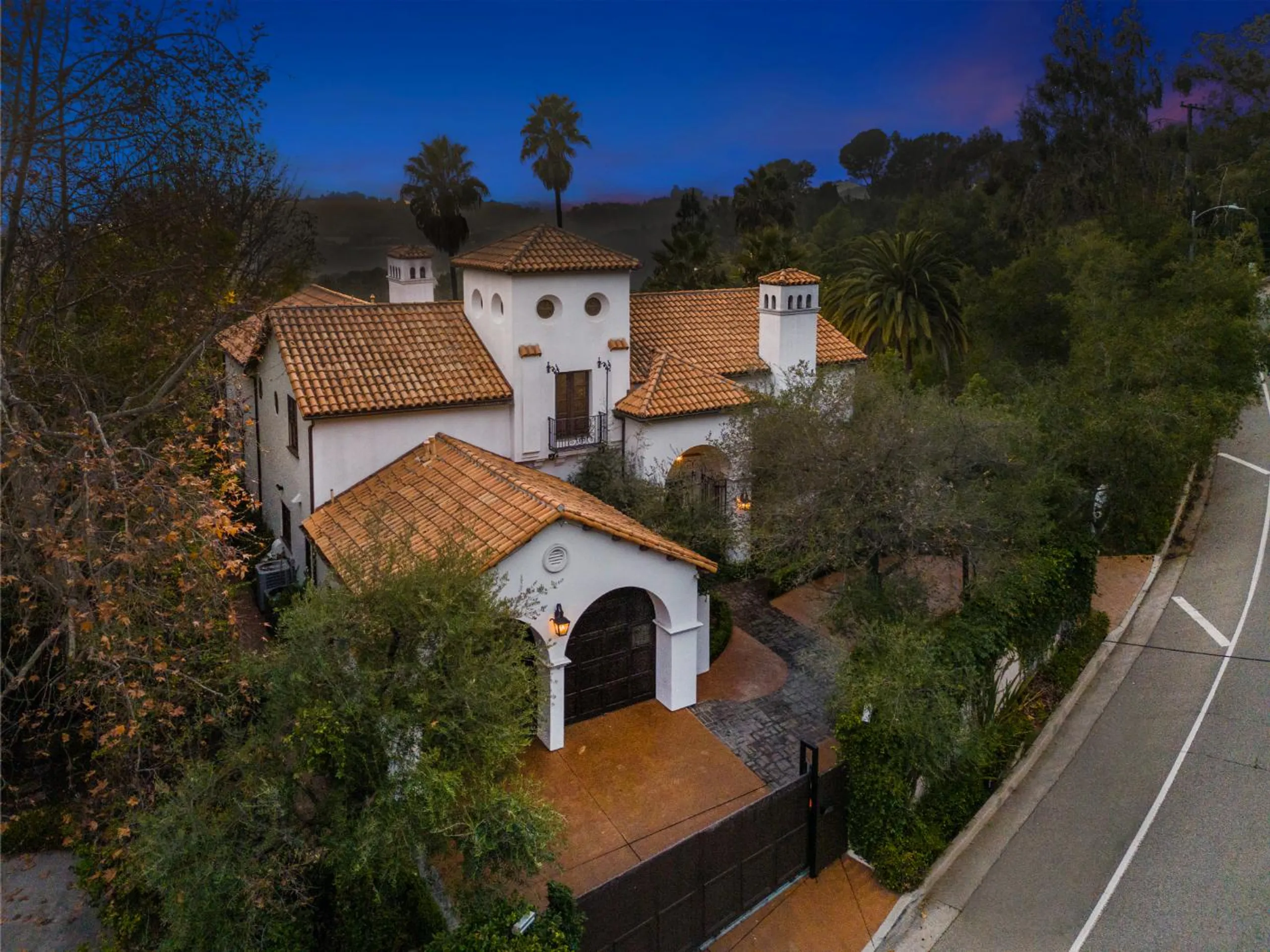 Traditional Spanish Estate with Private Pool — photograph 4