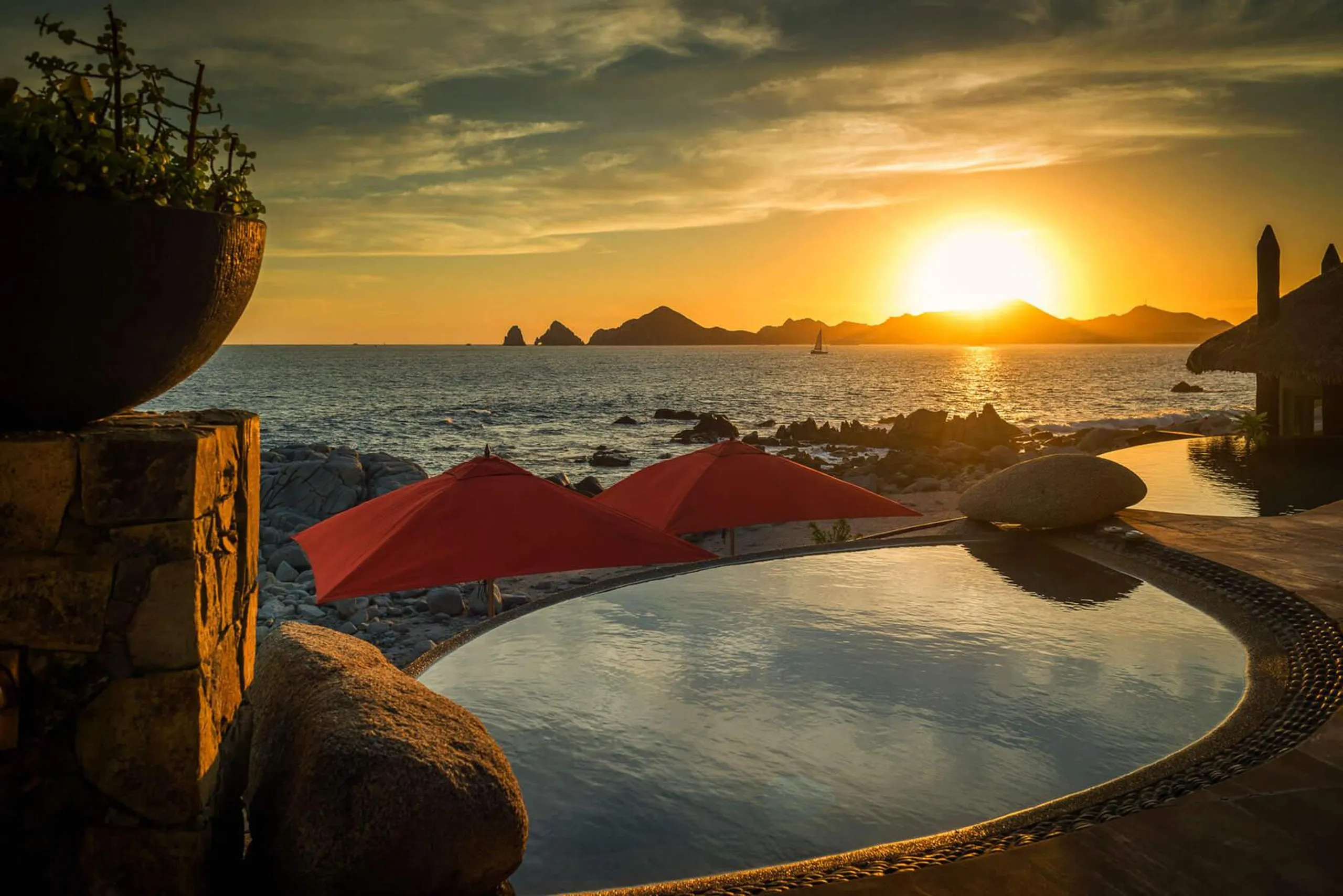 Impeccably Designed Villa Haven with Heated Infinity Pool and Private Beach Access — photograph 9