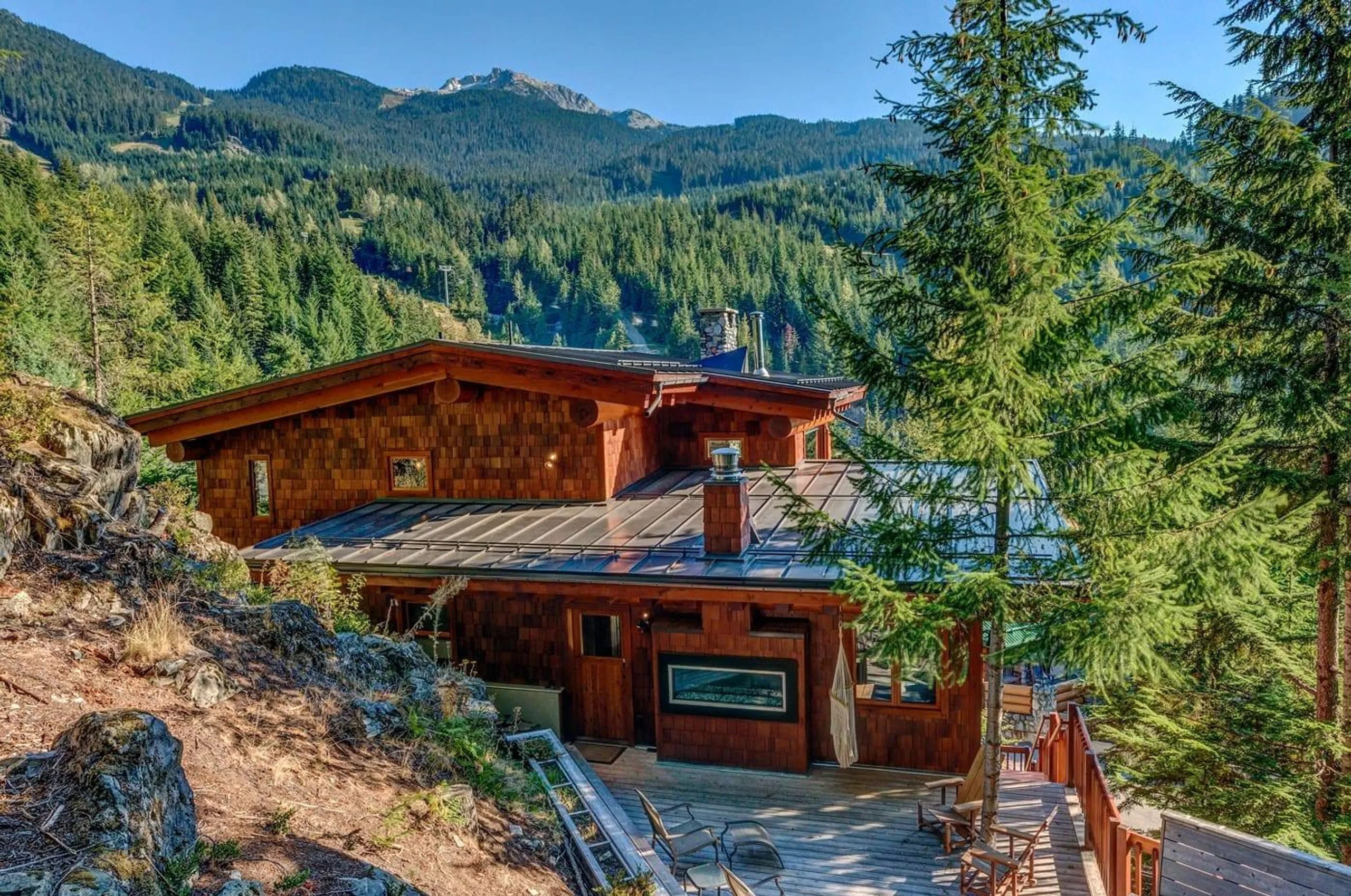 Splendid Haven with Panoramic Mountain Views and Luxurious Amenities — photograph 2