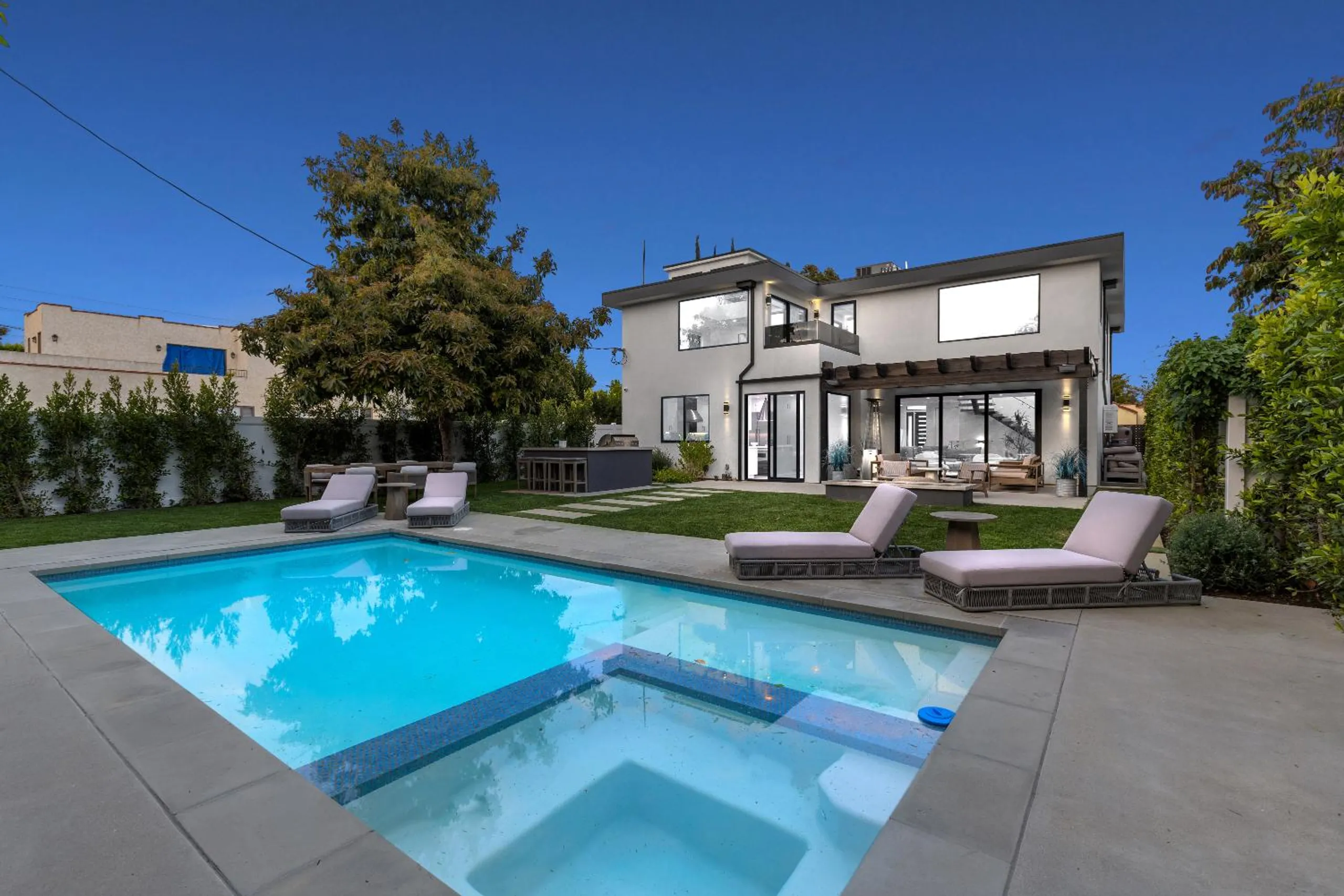 Exquisite Hollywood Villa with Invigorating Pool and Fitness Room — photograph 3