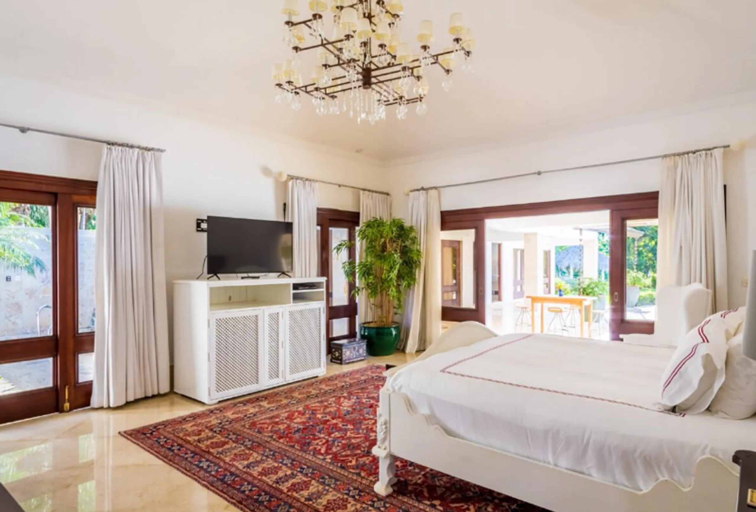 Classic Grand Estate with Private Pool and Gold Access — photograph 12