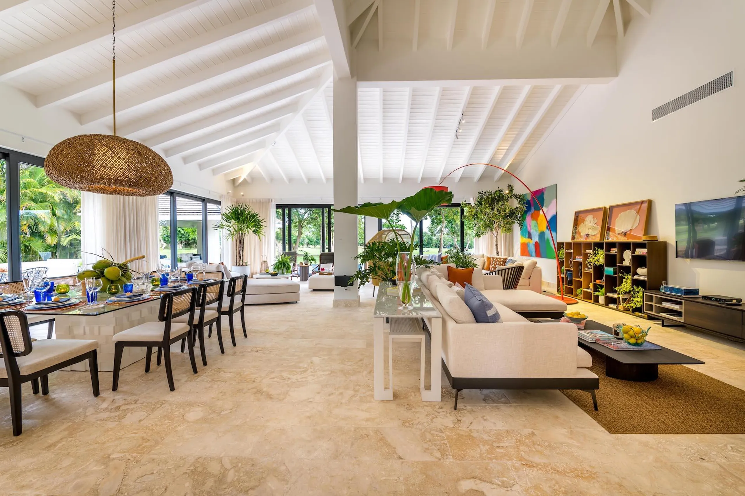Resplendent 5BR Villa near Minitas Beach, La Marina, and La Romana Country Club — photograph 6