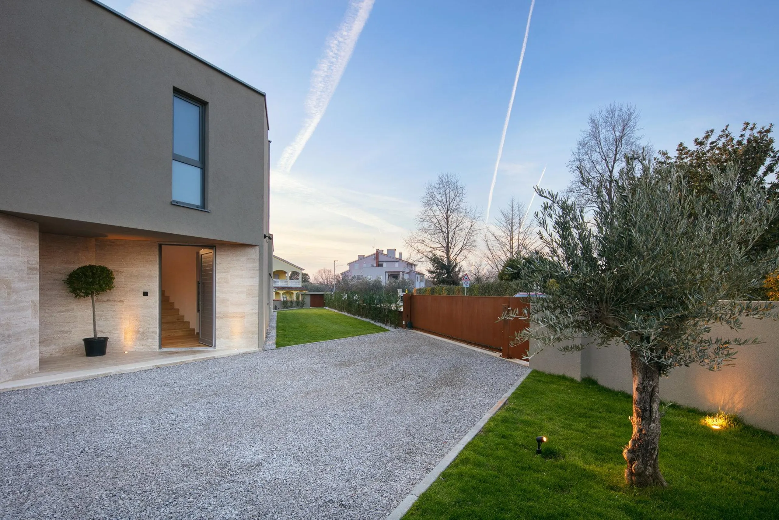 Sensational Contemporary Villa with Pool and  Panoramic Views — photograph 3