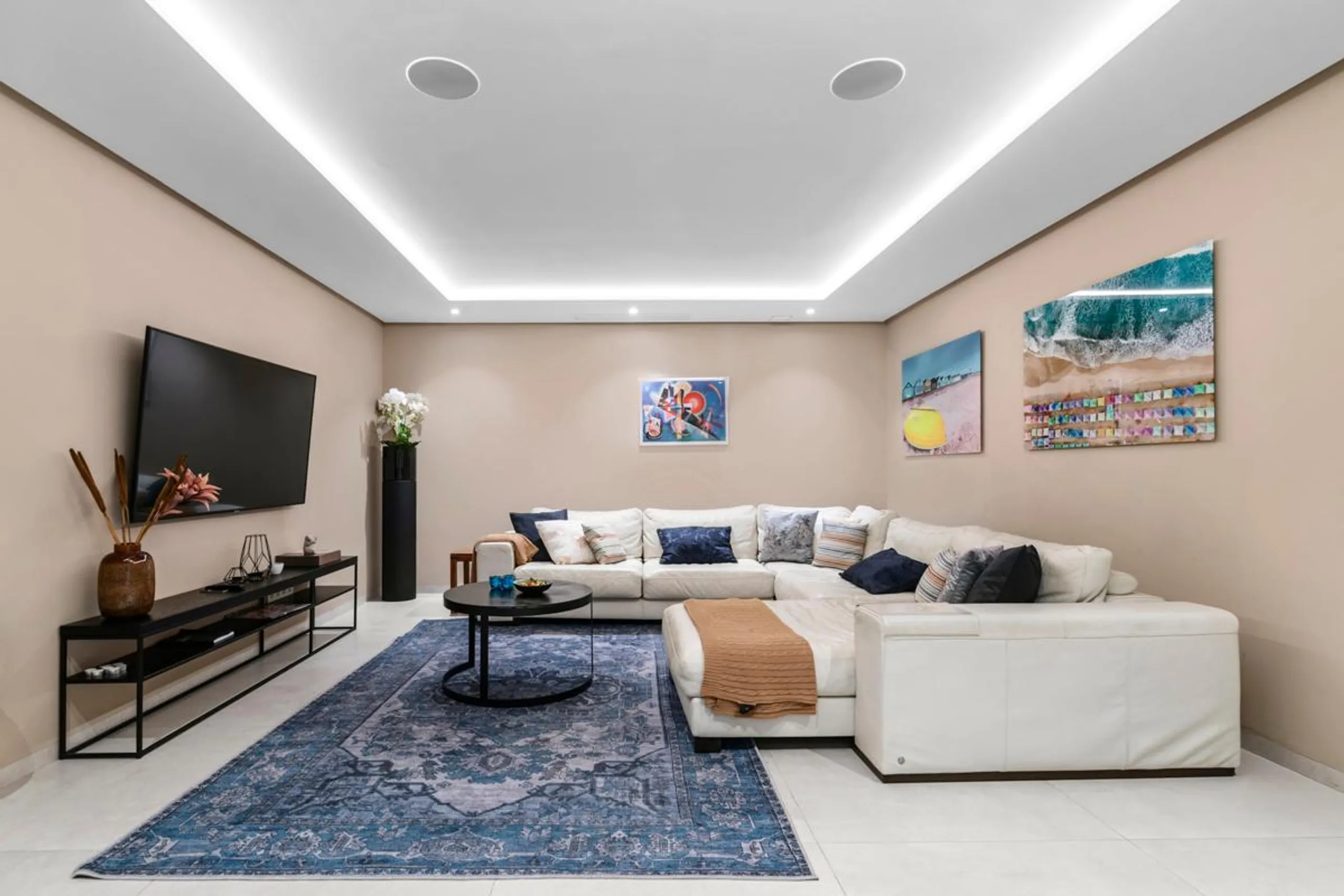 Stunning Scandinavian-Inspired Villa with Spacious Living Areas, Pool, and Valley Views in Puerto Banus — photograph 8