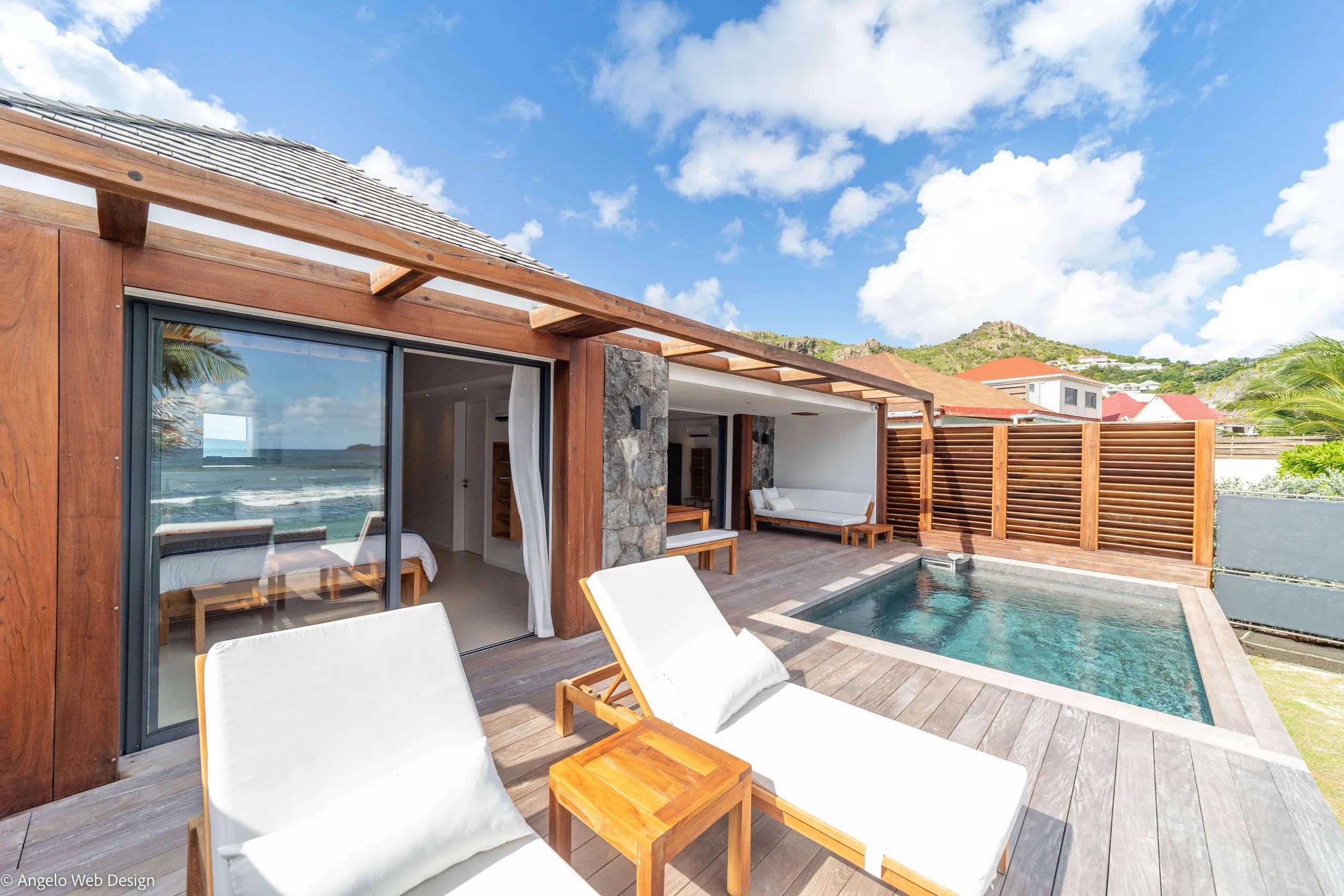 Exquisite Oceanside Villa with Private Pool and Walks to Beach — photograph 5