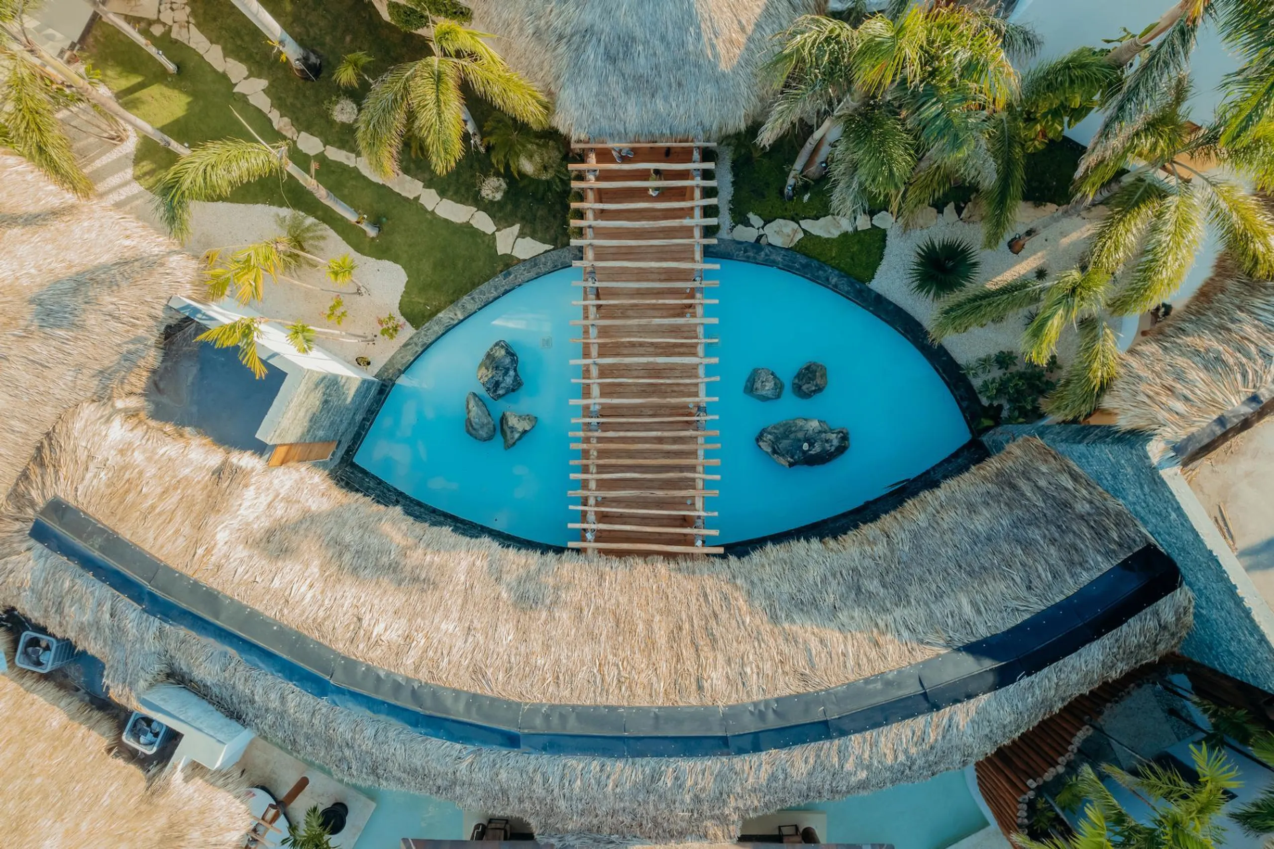 Radiant Punta Cana Estate with Unique Private Pool, Jacuzzi, and Panoramic Views — photograph 3