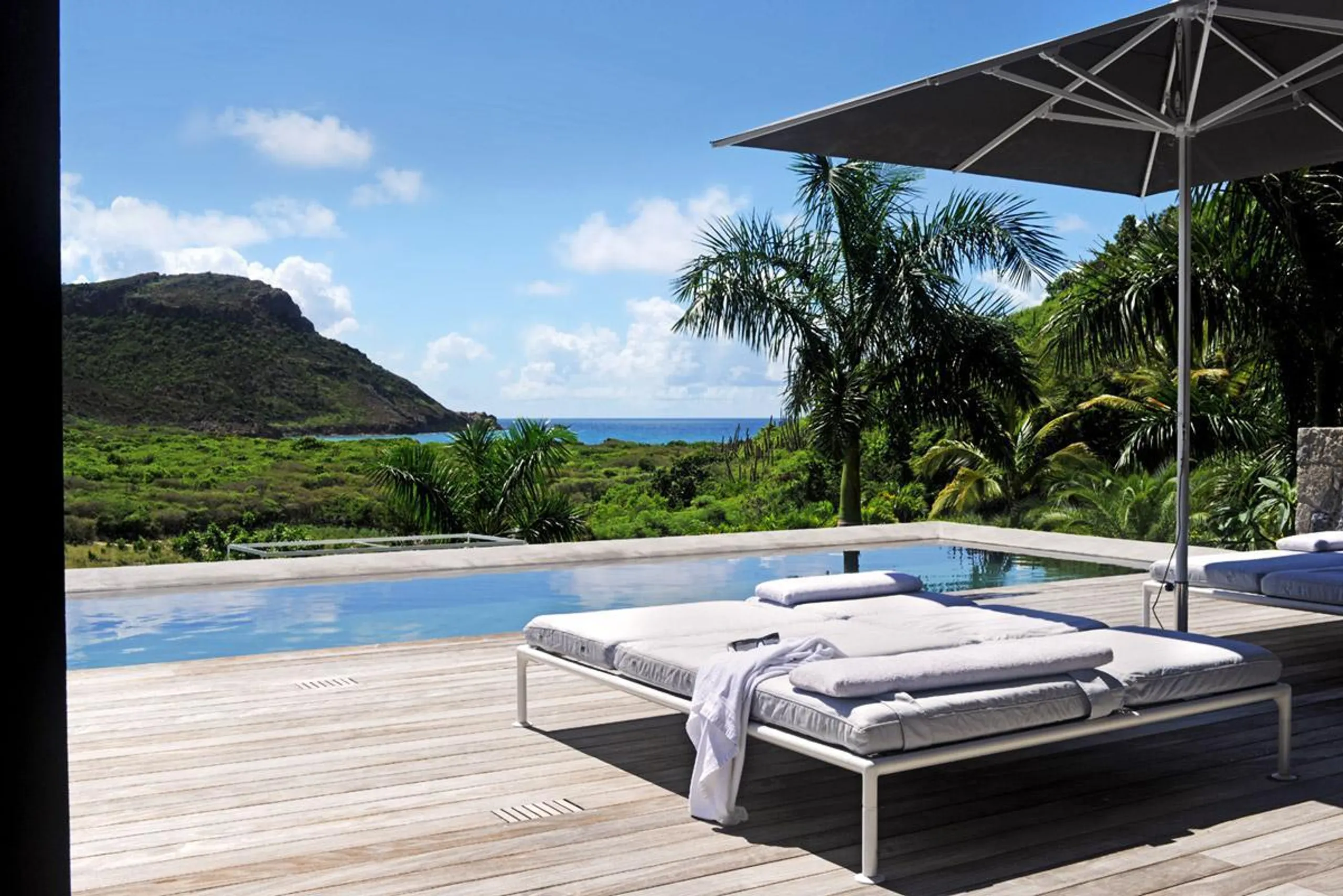 Exquisite Luxury Estate with Private Pool and Fitness Room — photograph 3