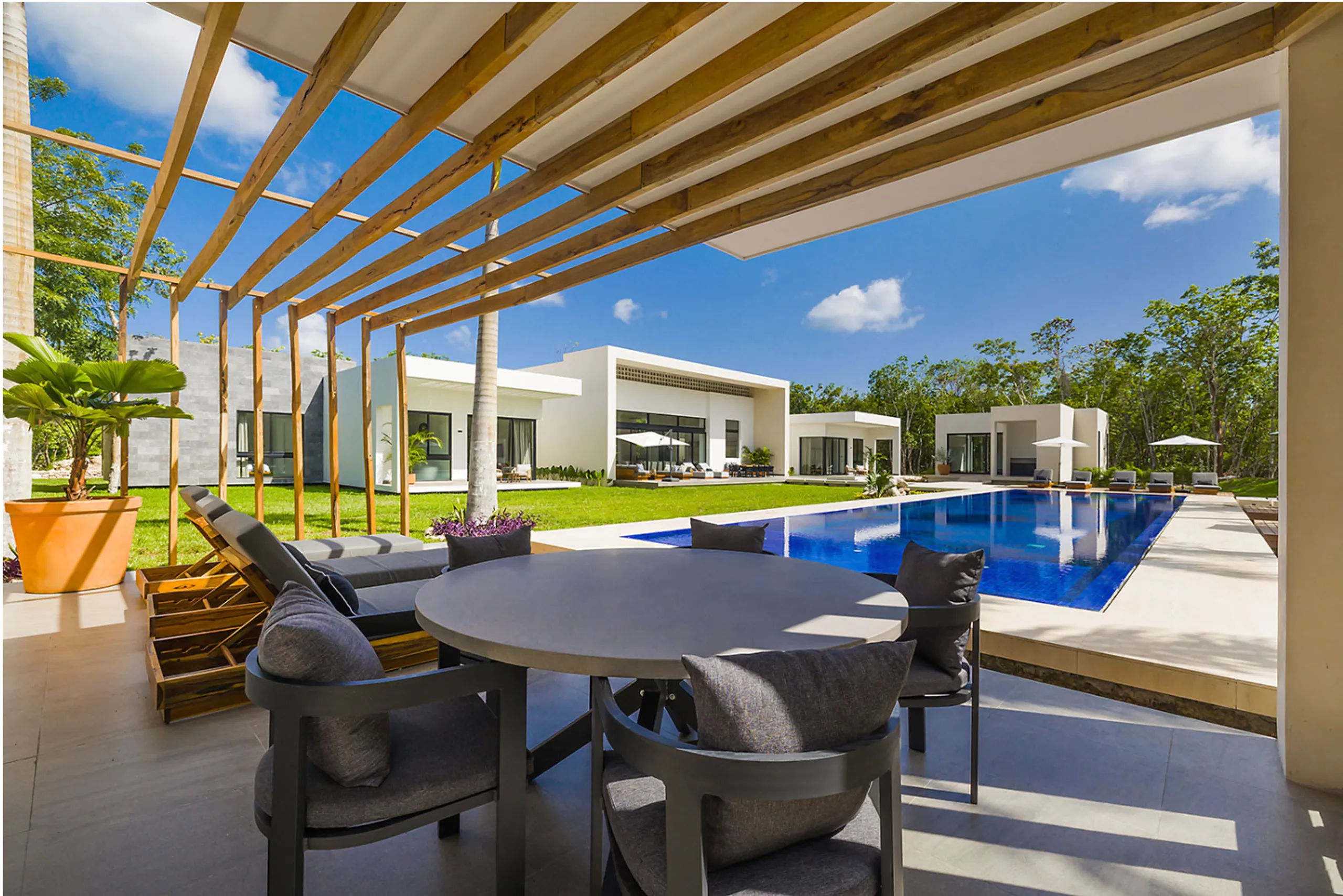 Grandiose Contemporary Architectural Villa with Pool and Jungle Views — photograph 4