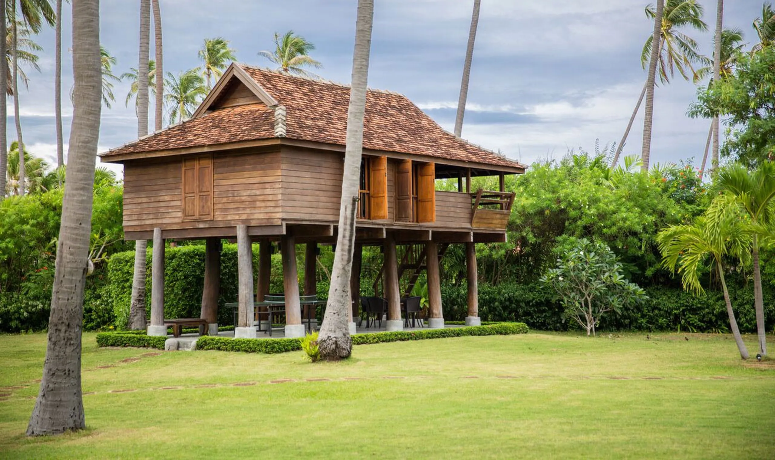 Serene Beachfront Estate with Private Pool and Teakwood Pavilions — photograph 5