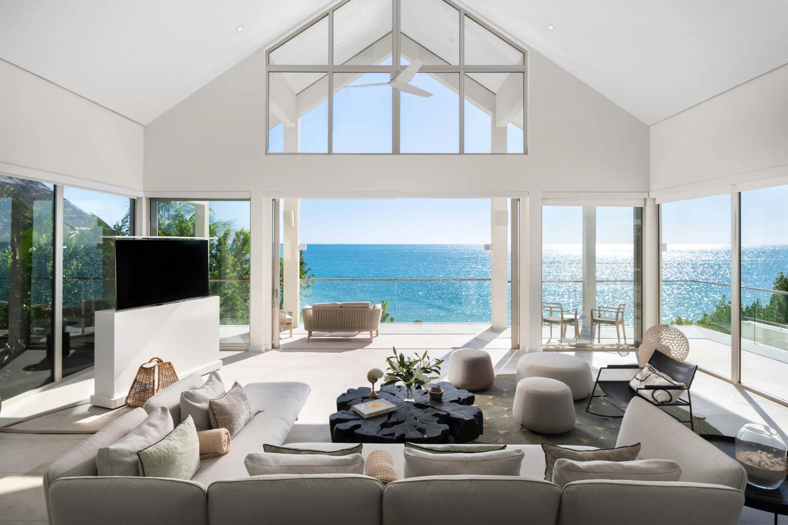 Sophisticated Villa in Sapodilla Bay with Infinity Pool and Stunning Coastal Views — photograph 7