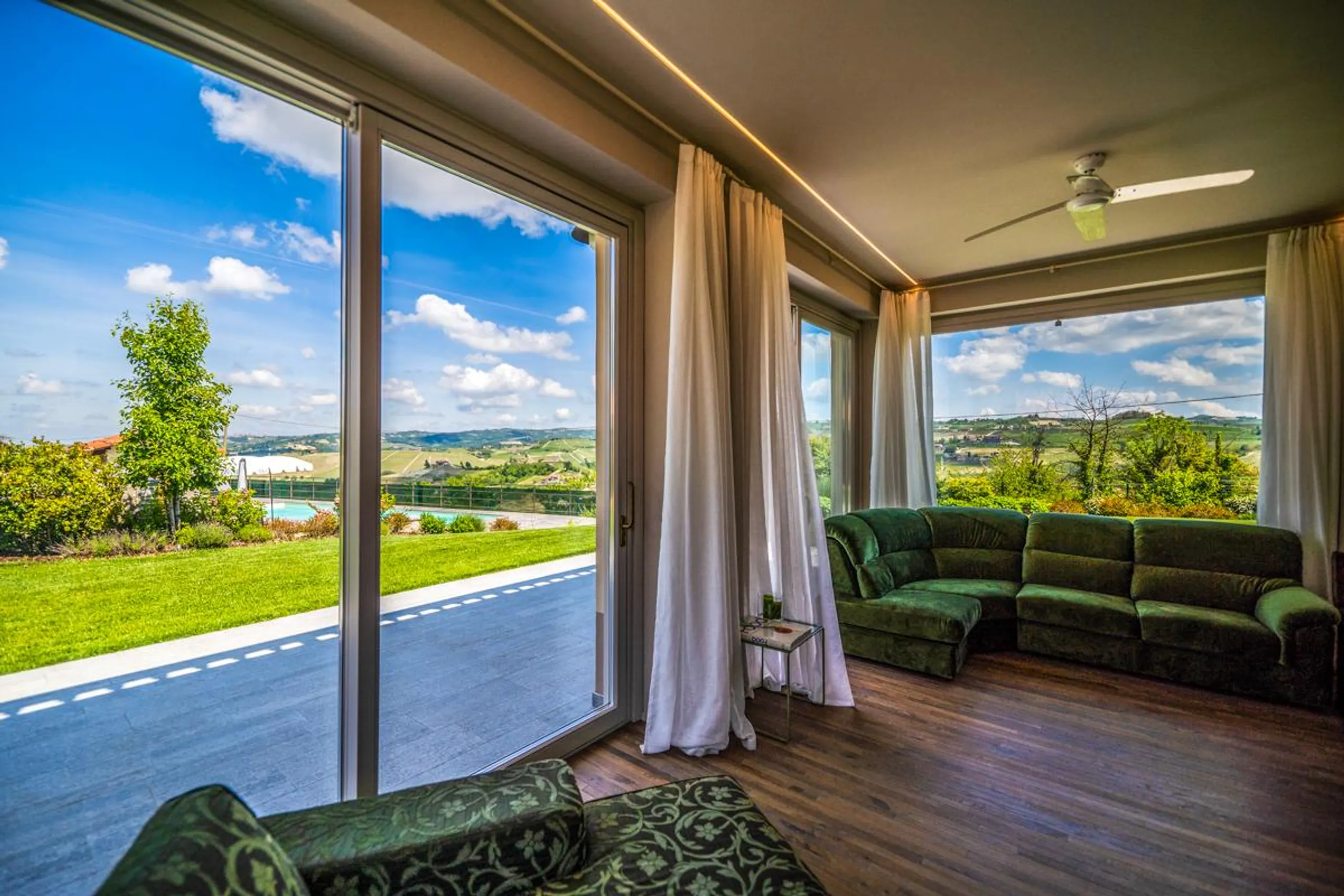 Elegant Countryside Villa in Piedmont with Pool and Vineyard Views — photograph 11