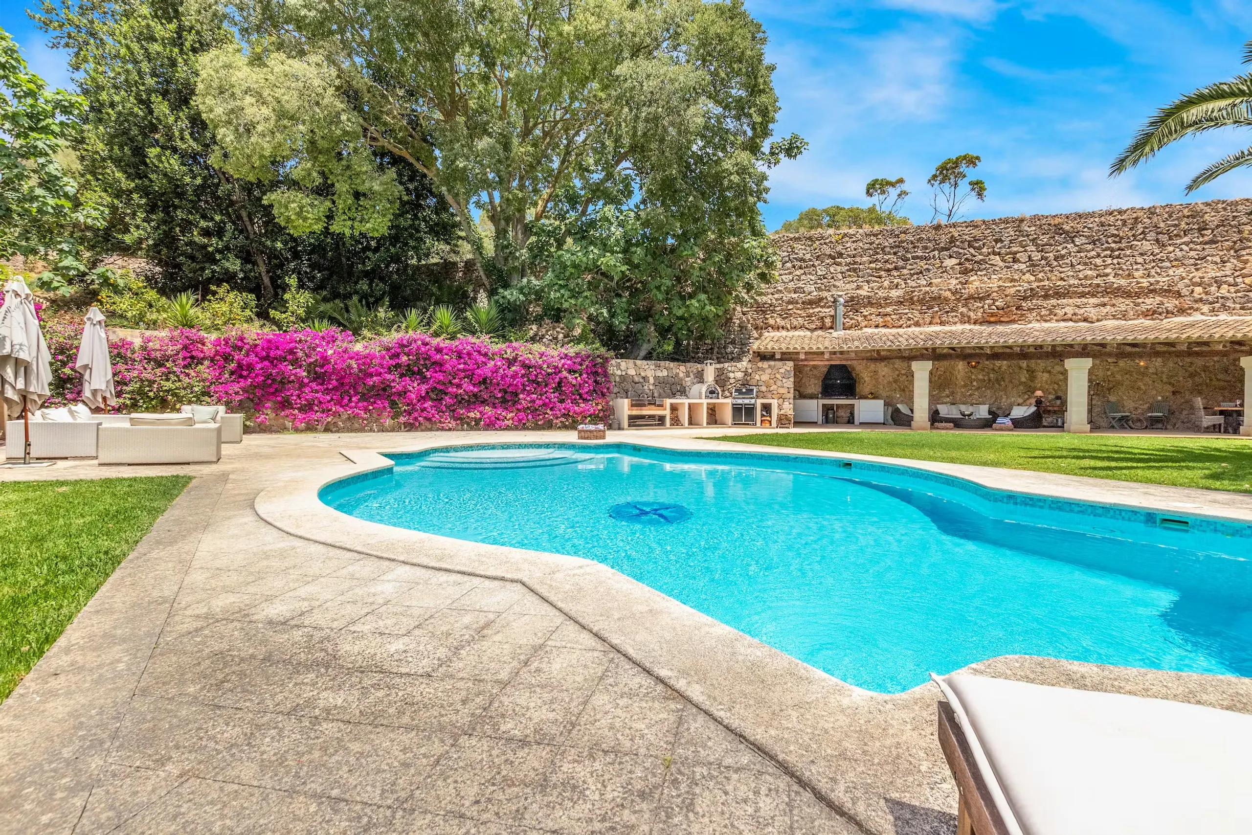 Rustic-Luxe Countryside Escape with Private Pool and Stunning Lush Gardens — photograph 3
