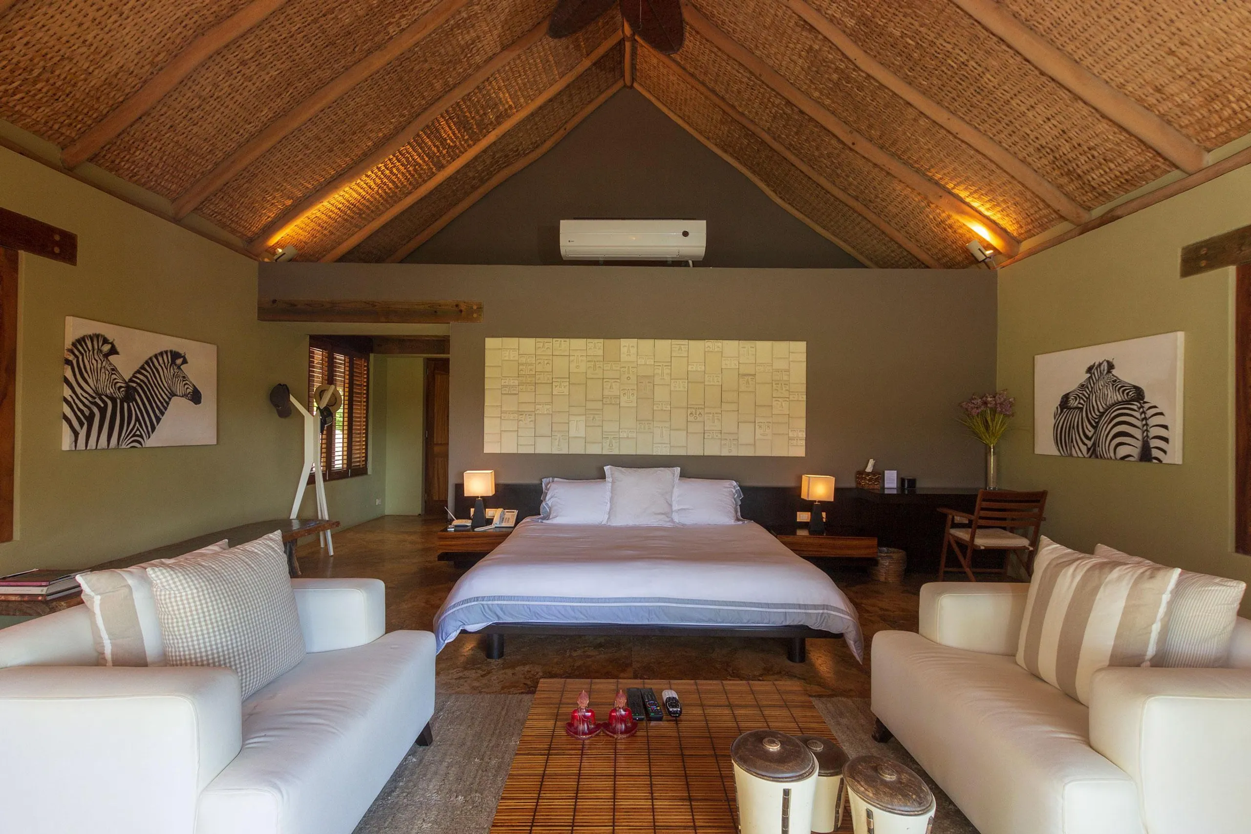 Luxury Ultra Eco Villa with Private Pool and Lush Grounds — photograph 6