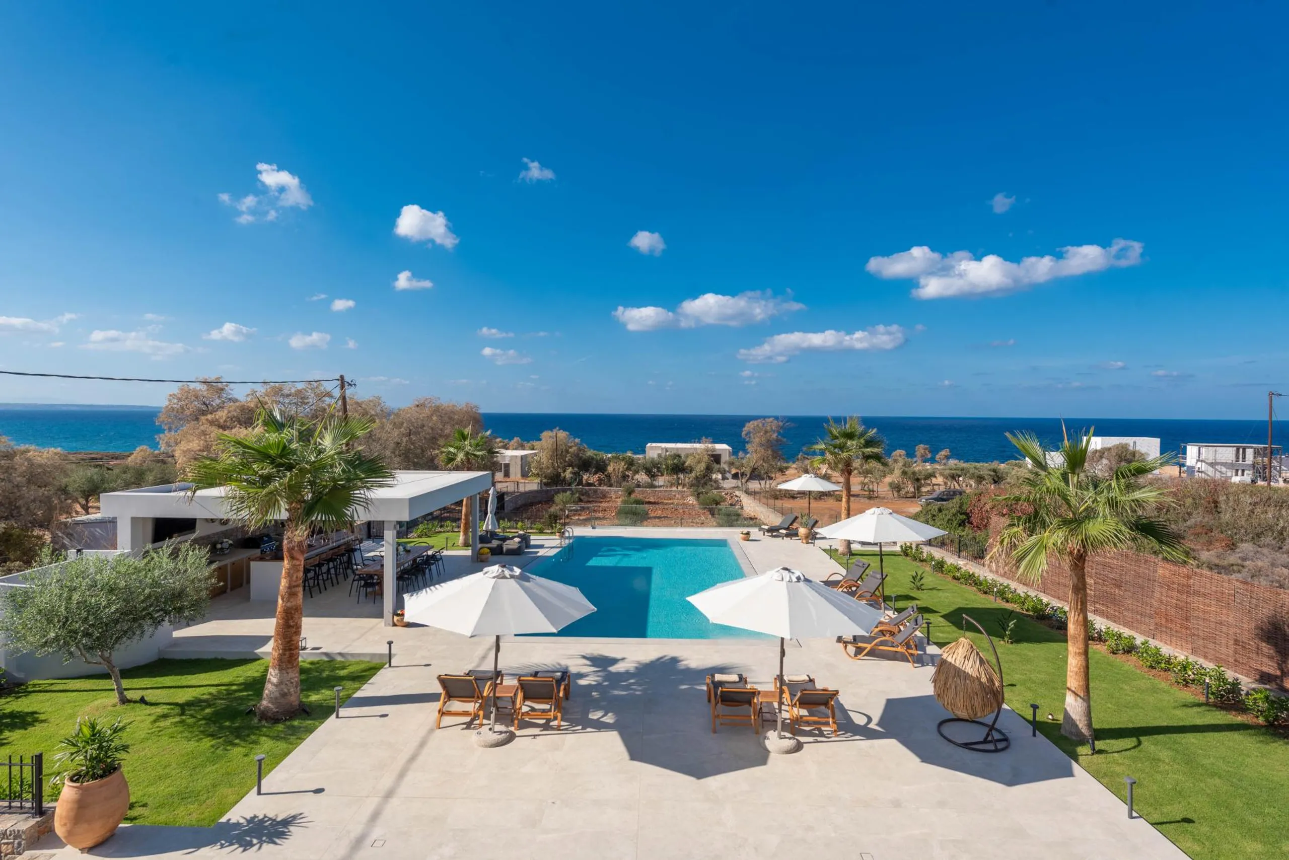 Luxurious 6-Bedroom Villa with Pool, Sea Views & Walkable Beach Access — photograph 4
