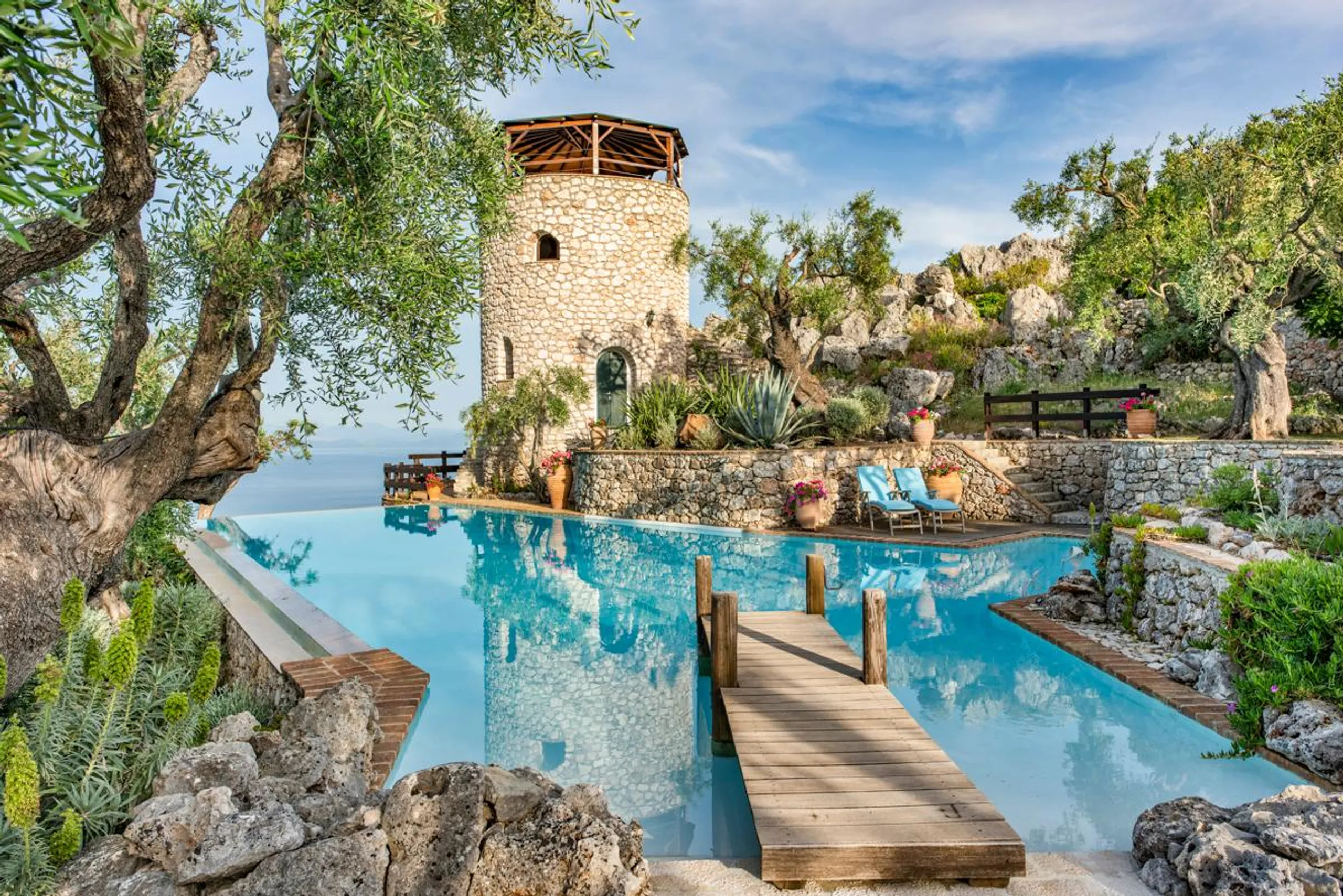 Enchanting Contemporary Villa with Infinity Pool and Dazzling Coastline Views — photograph 4