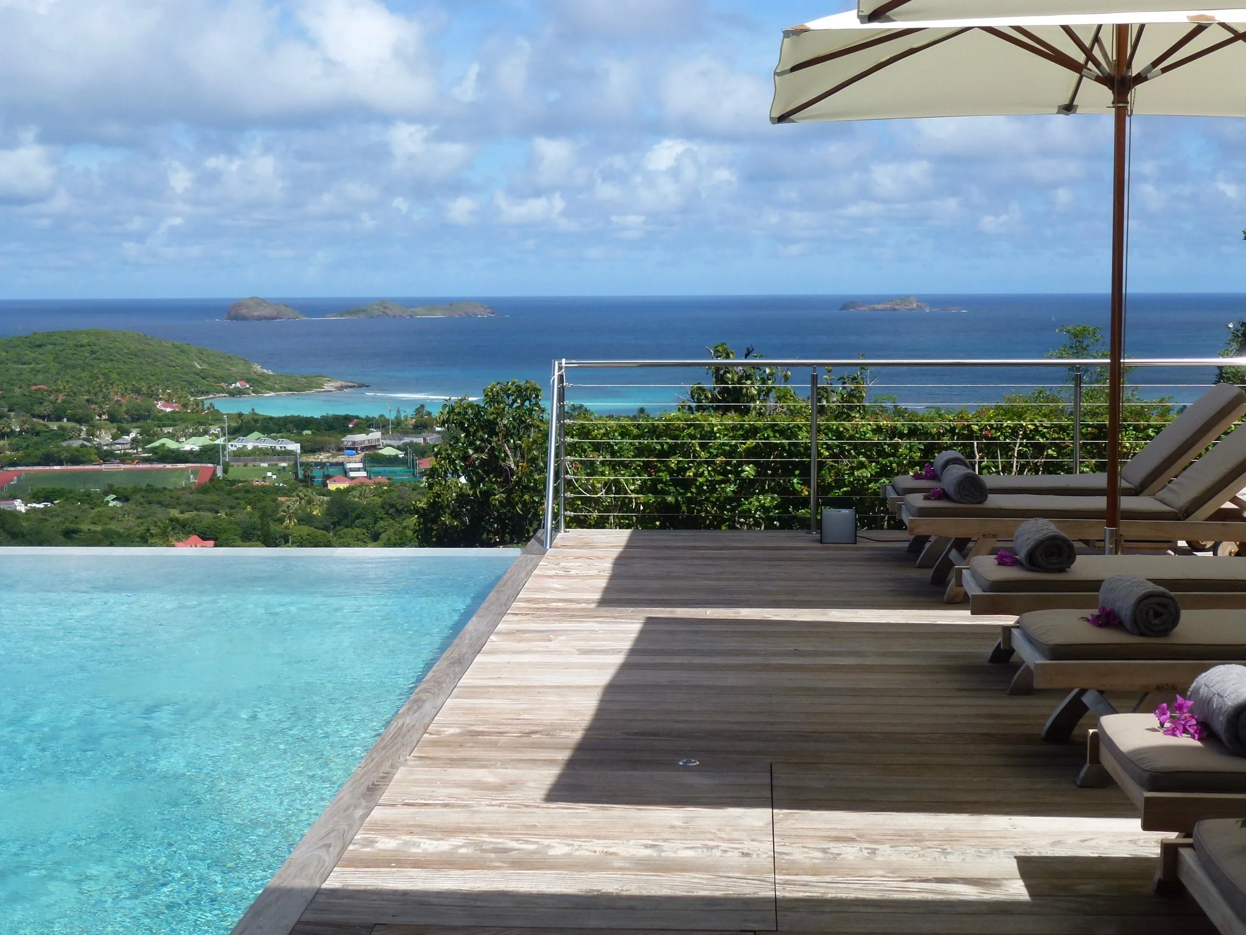 Refreshing Tropical Estate with Infinity Pool and Ocean Views — photograph 3