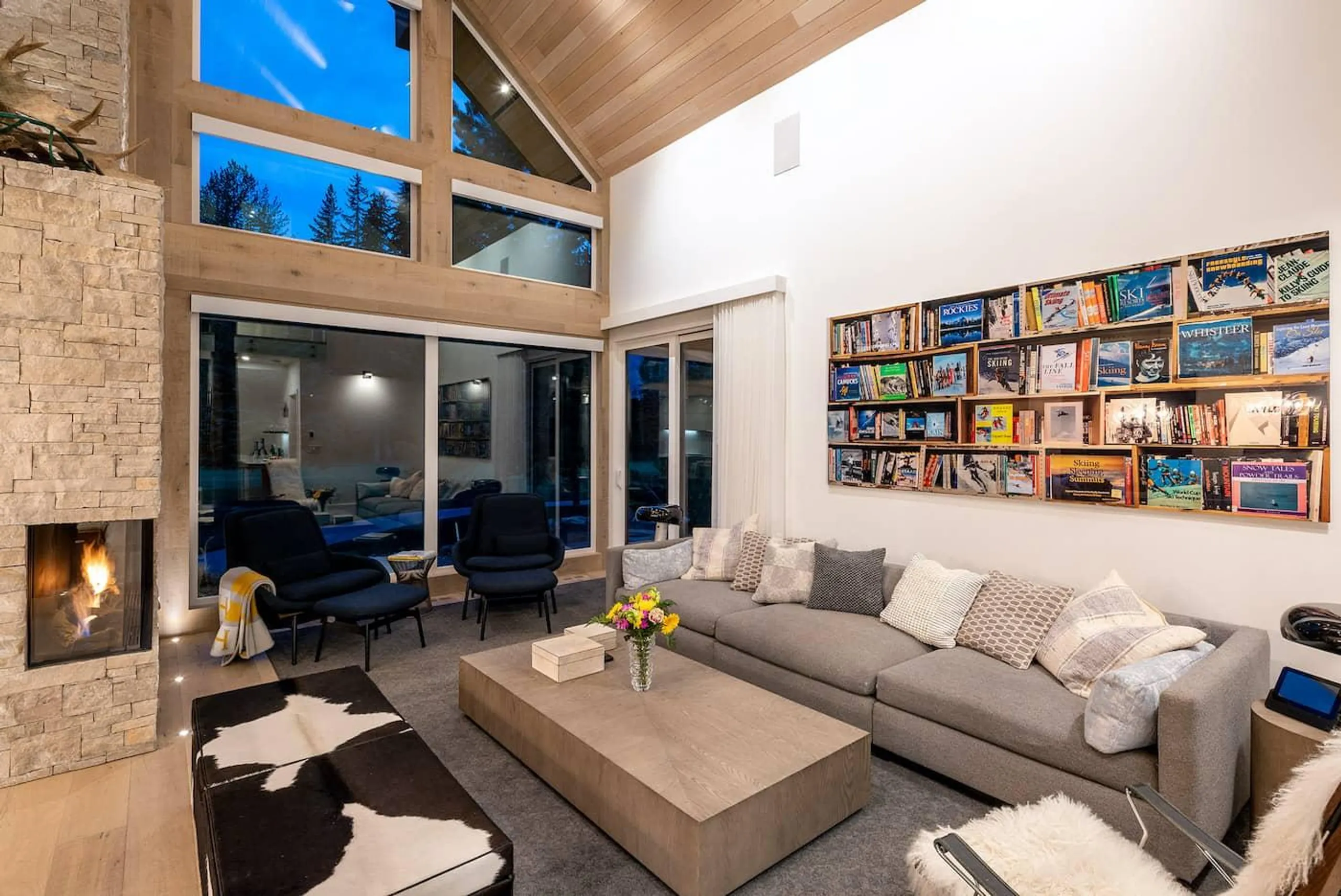 Luxurious Retreat with Majestic Mountain Views and Grandiose Poolside Elegance VILLAWAY® — photograph 8