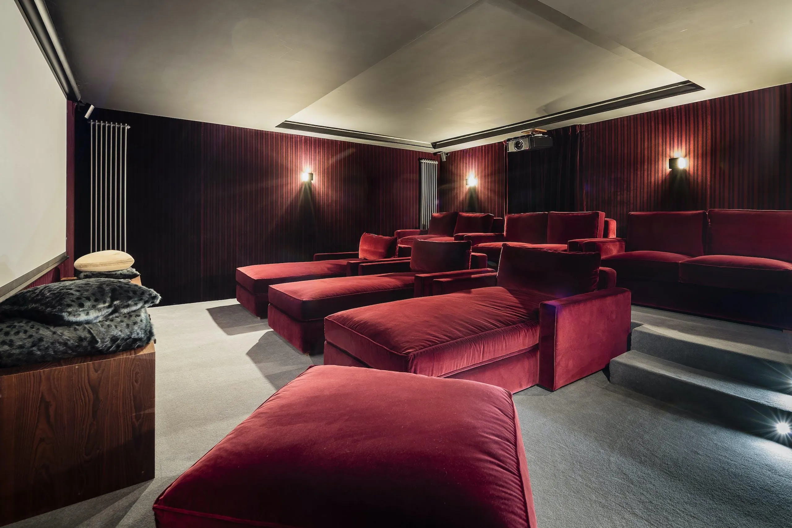 Charming Luxury Chalet with Home Theater and Spa — photograph 3