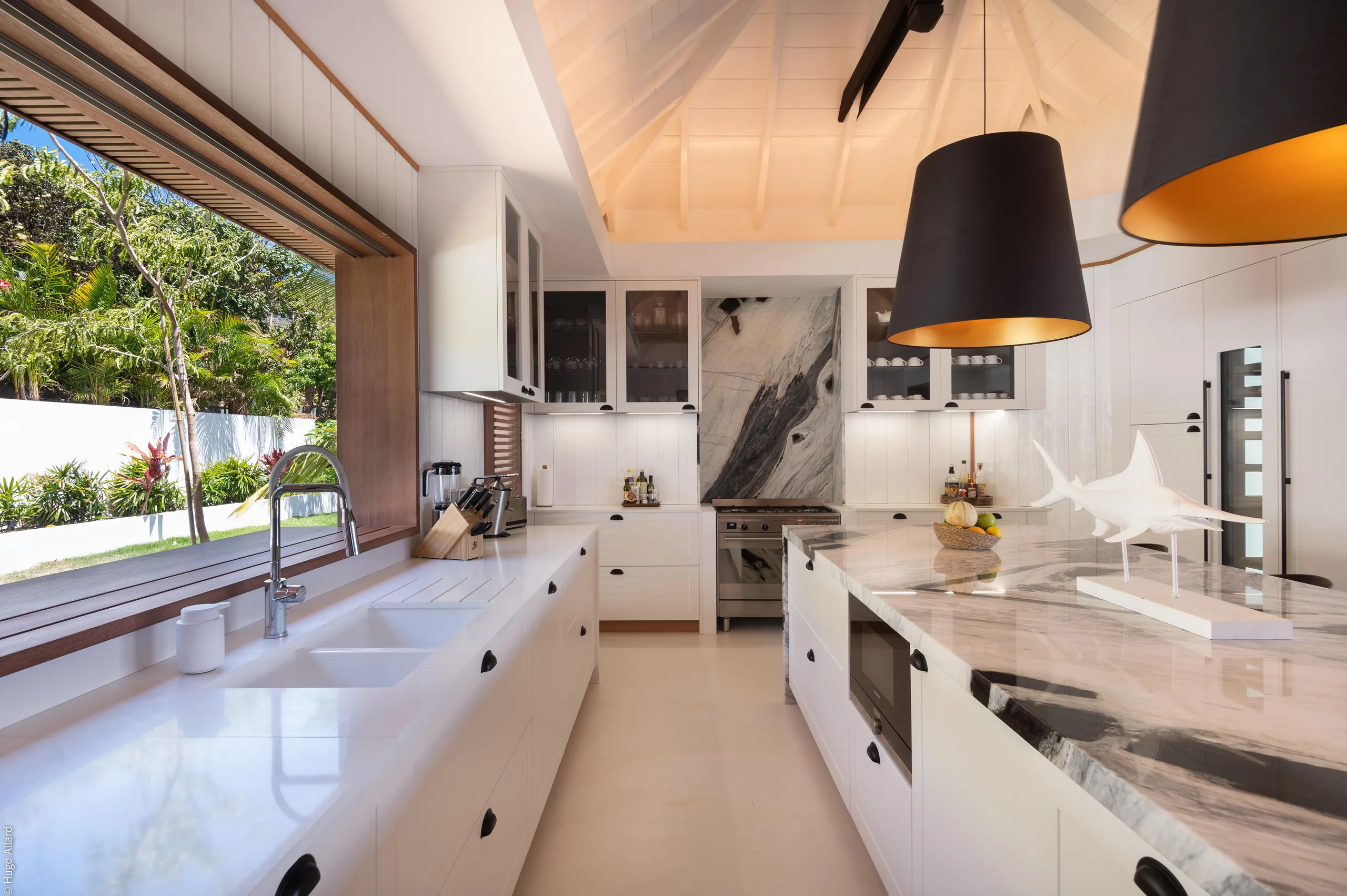 Airy Majestic Villa with Heated Lap Pool and Palm-Filled Terrace — photograph 12