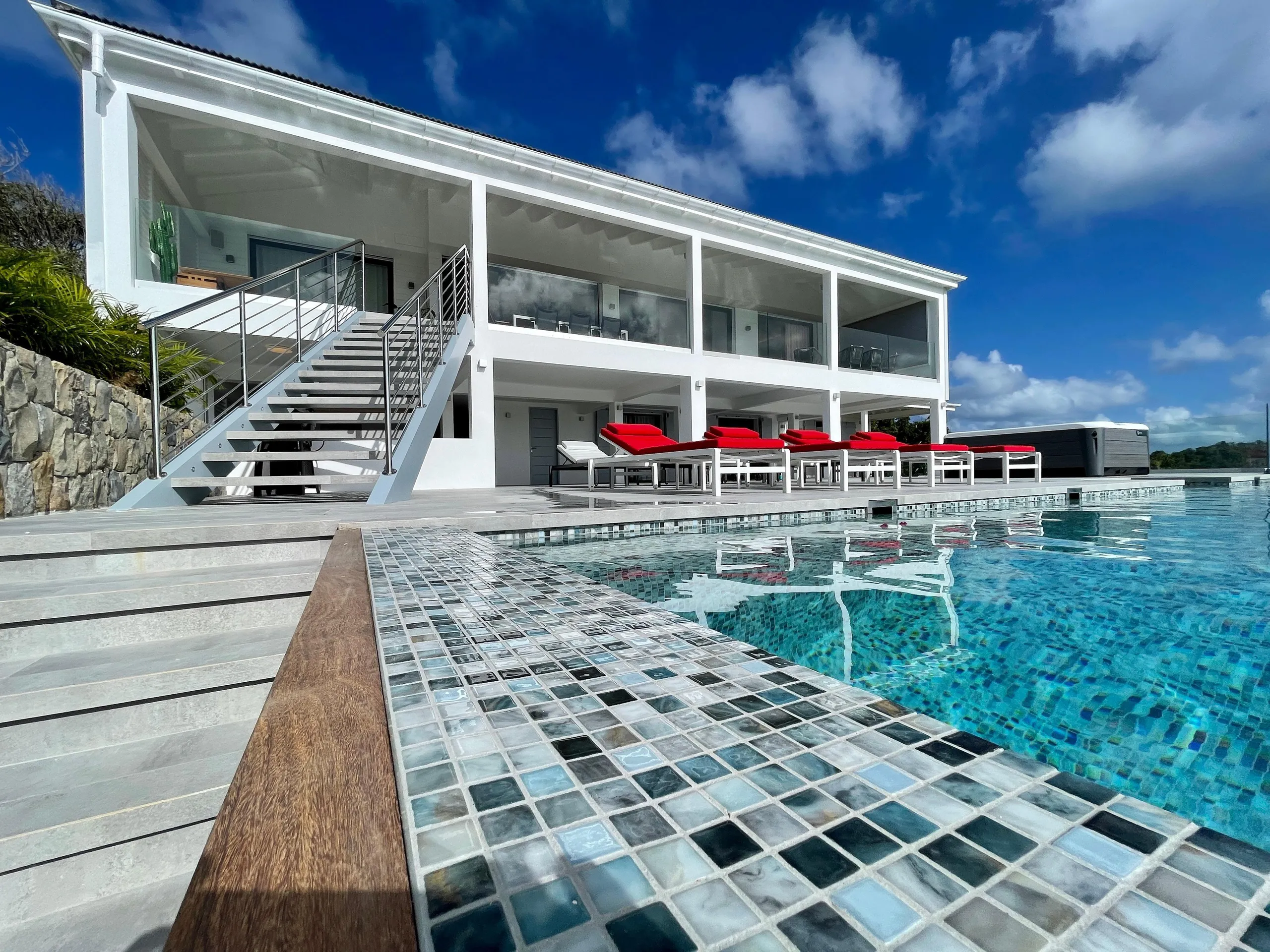 Contemporary View Estate with Private Pool and Gorgeous Views — photograph 2
