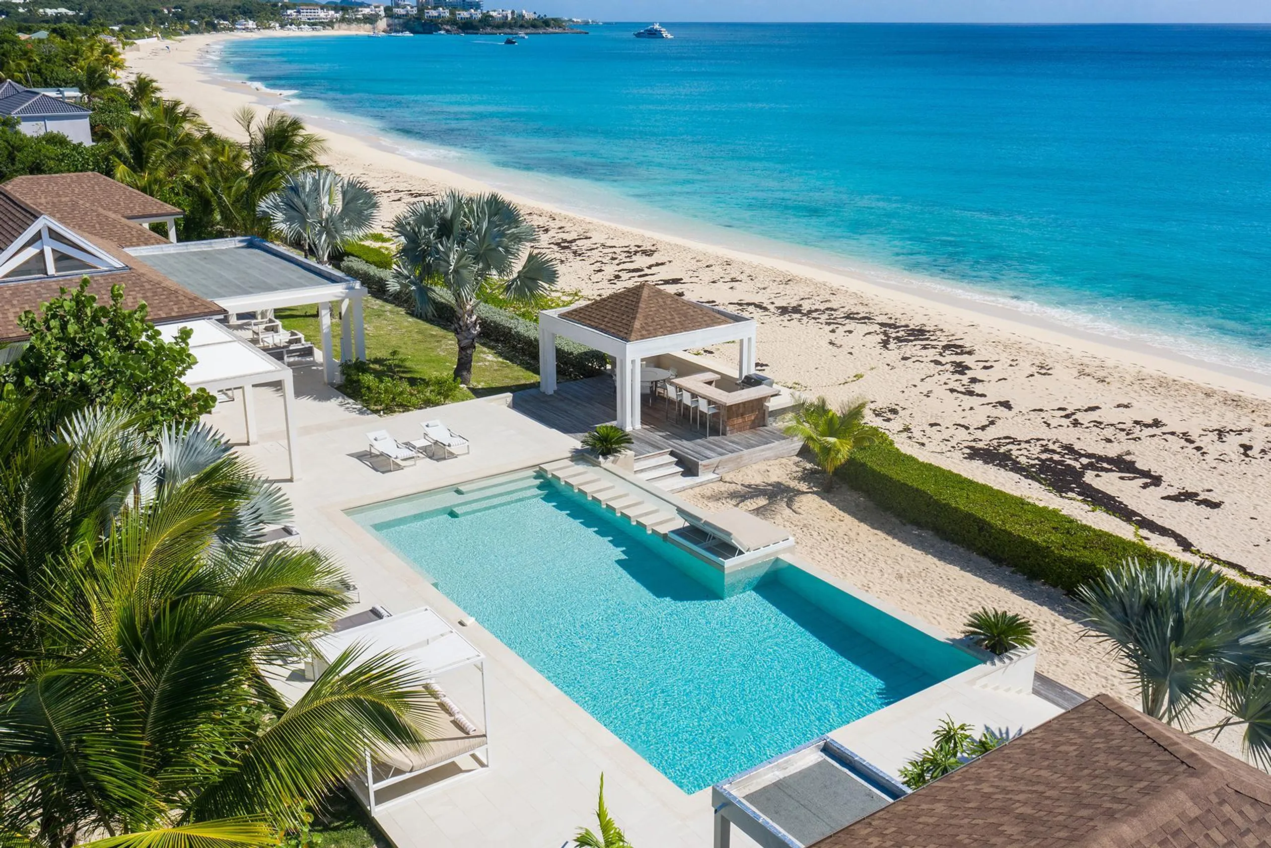 Chic Beachfront Contemporary Styled Villa with Private Pool — photograph 2