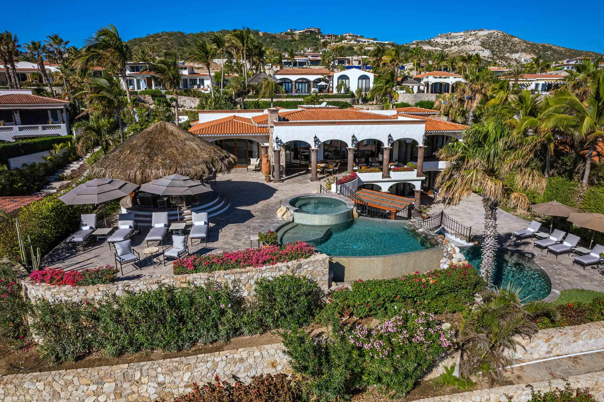 Ultra Luxury Caleta Tuscan Style Estate with Pool and Ocean Views — photograph 5