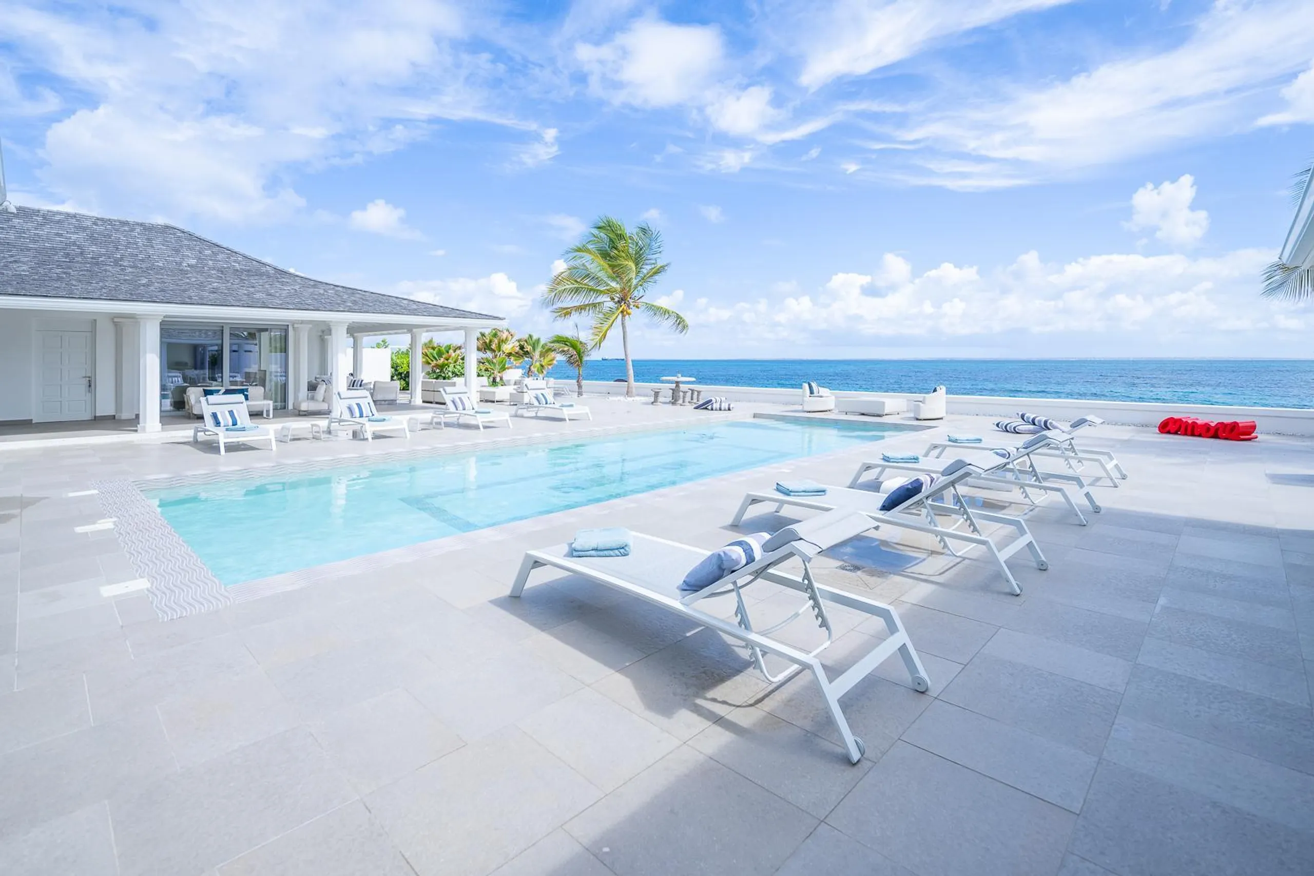 Incredible Terres Basses Villa with Invigorating Pools, Jacuzzi, and Fitness Room — photograph 3