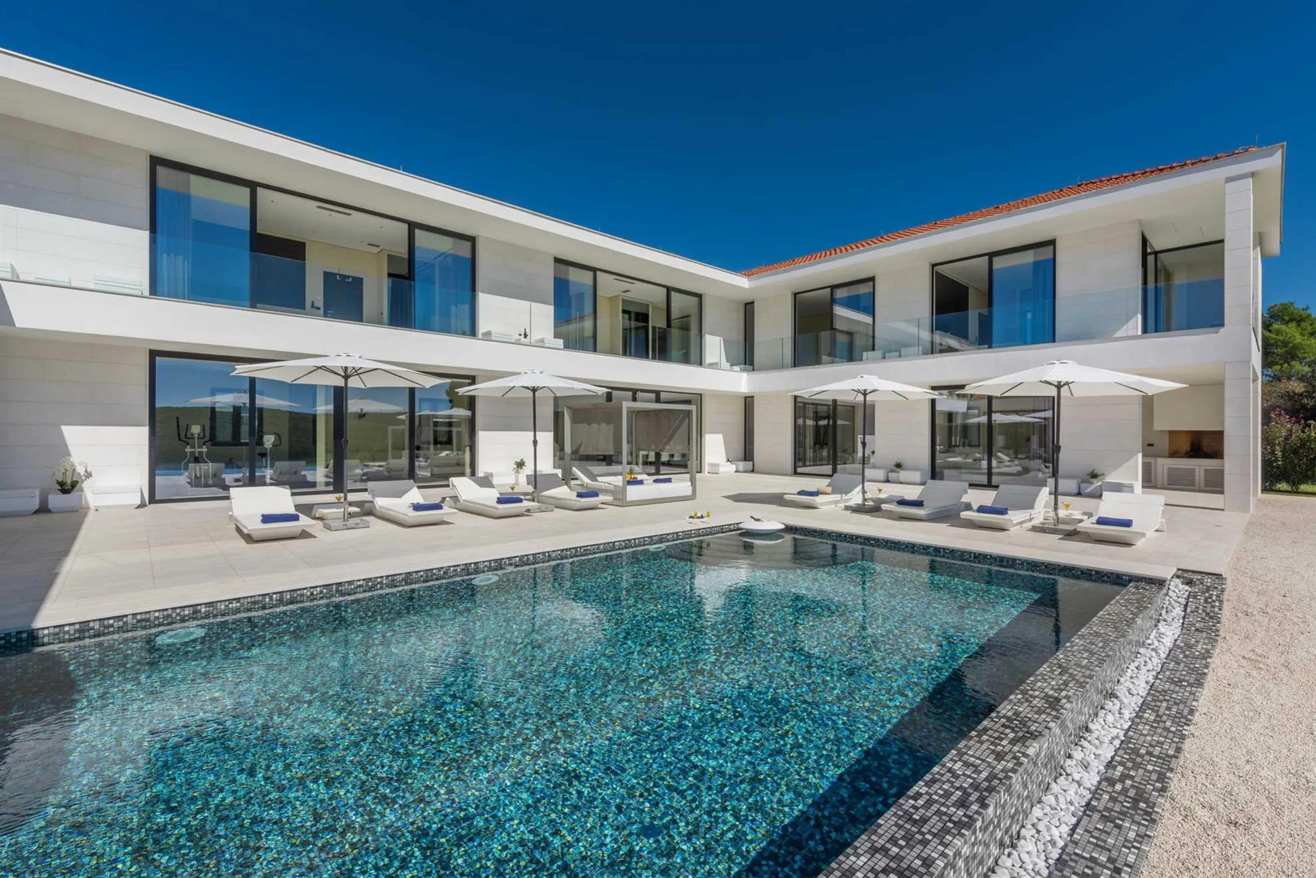 Elegantly Appointed 5-Bedroom Villa with Heated Pool, Private Beach and Jacuzzis — photograph 11