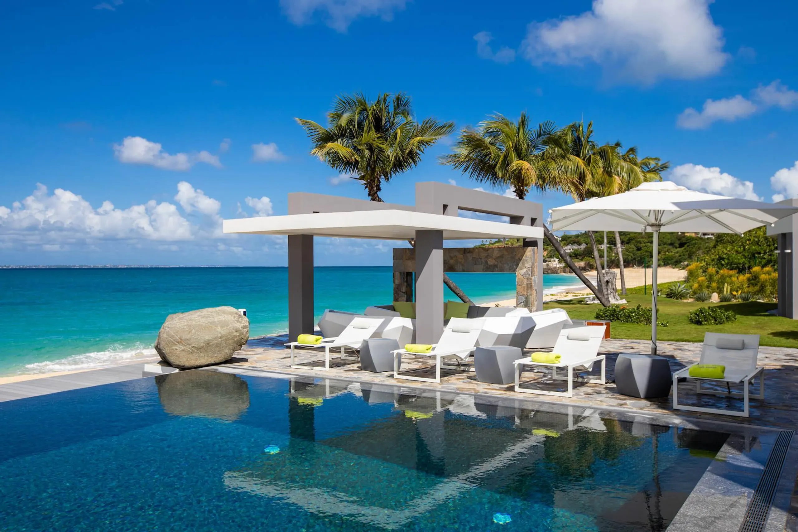 Exclusive Modern Contemporary Beachfront Estate with Infinity Pool — photograph 8