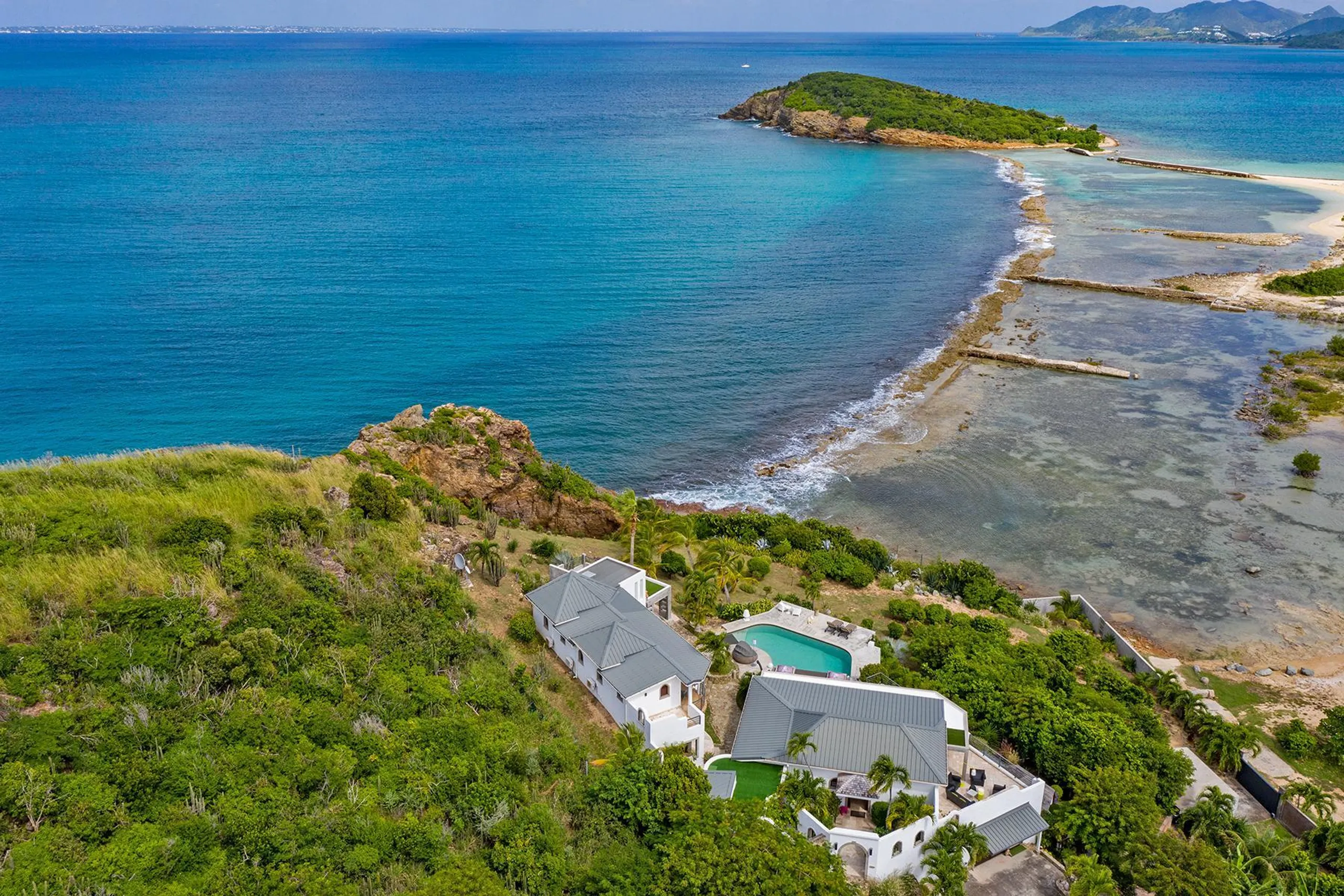 Serene Clifftop Luxury Villa with Private Pool and Breathtaking Ocean Views — photograph 6