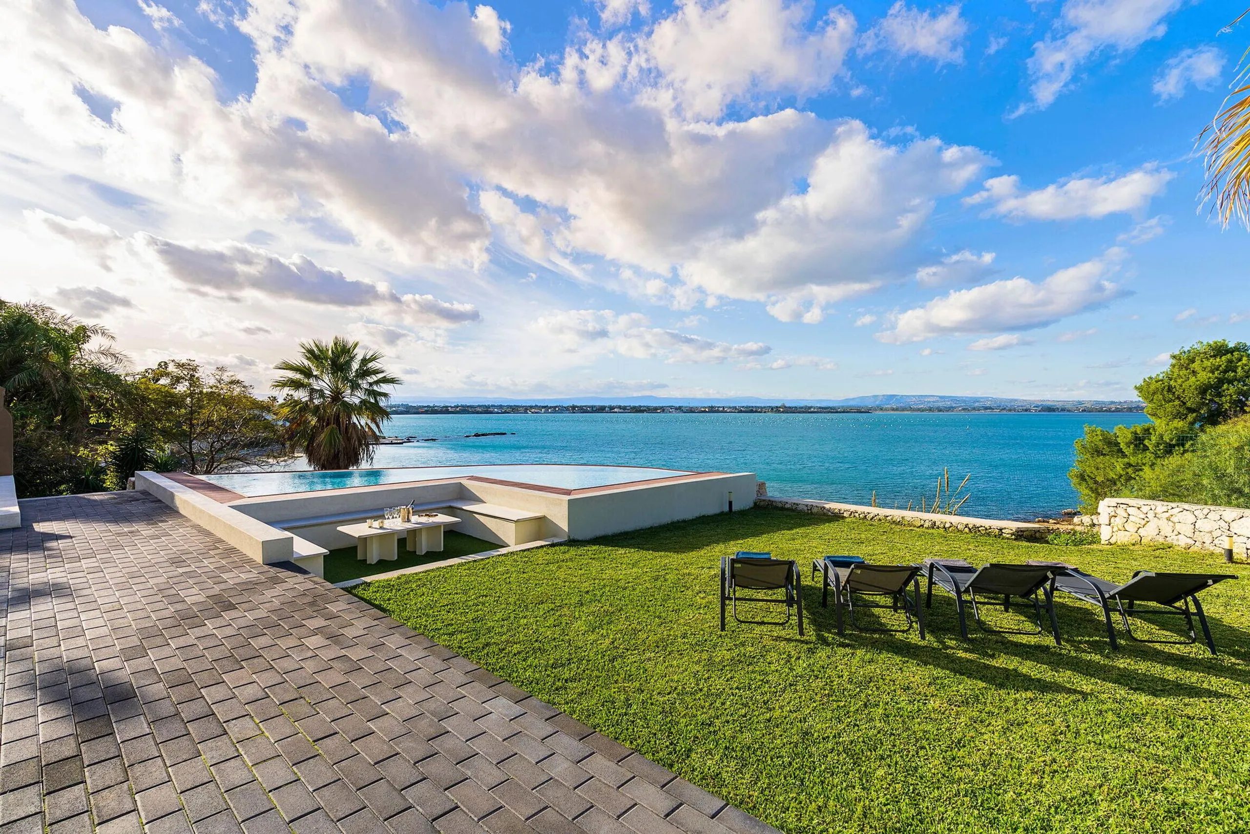 Deluxe Syracuse Villa with Rejuvenating Pool and Blue Ocean Views — photograph 3