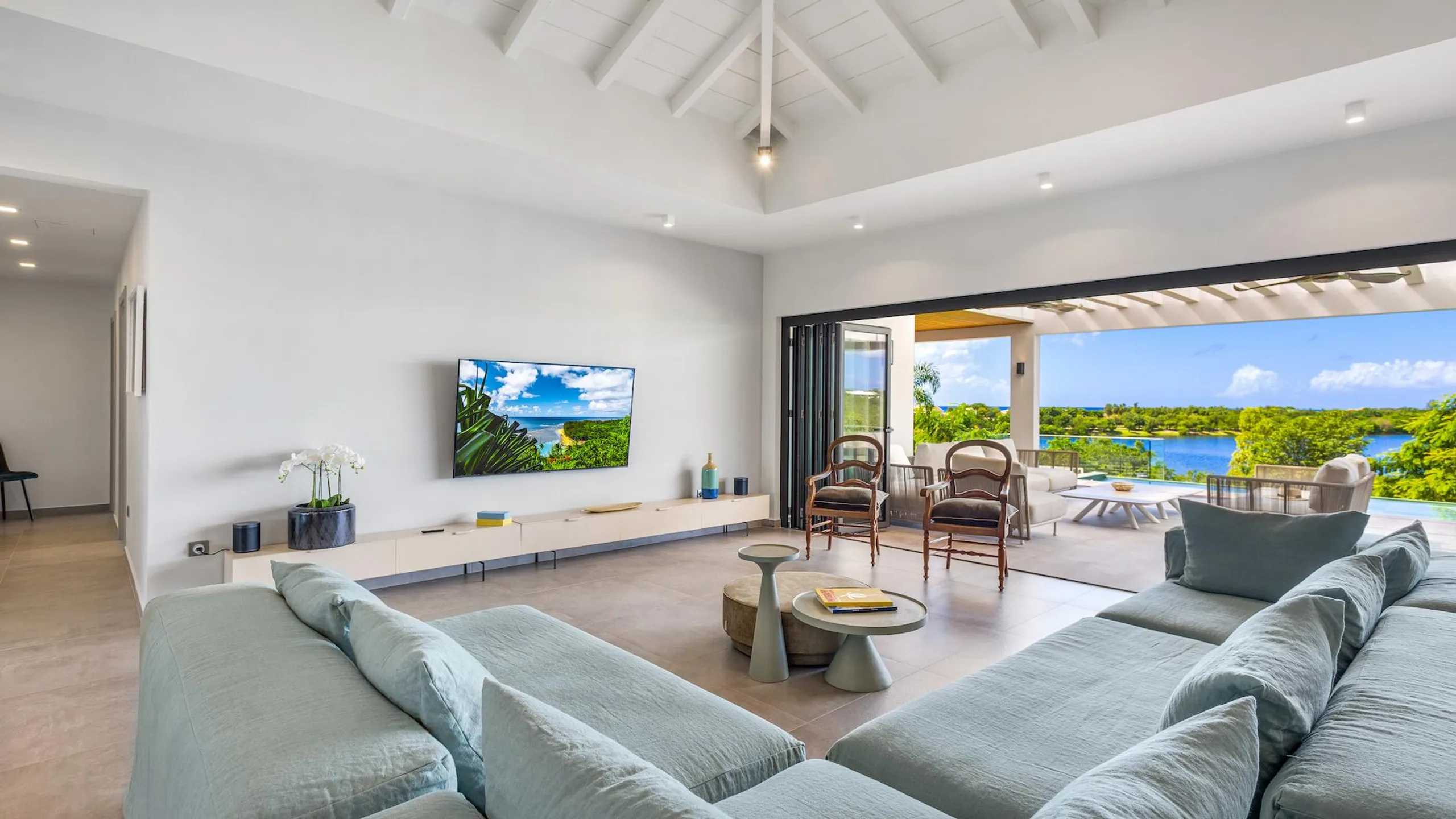 Impeccably Designed Villa with Private Pool, Immersive Living Space, and Stunning Views — photograph 8