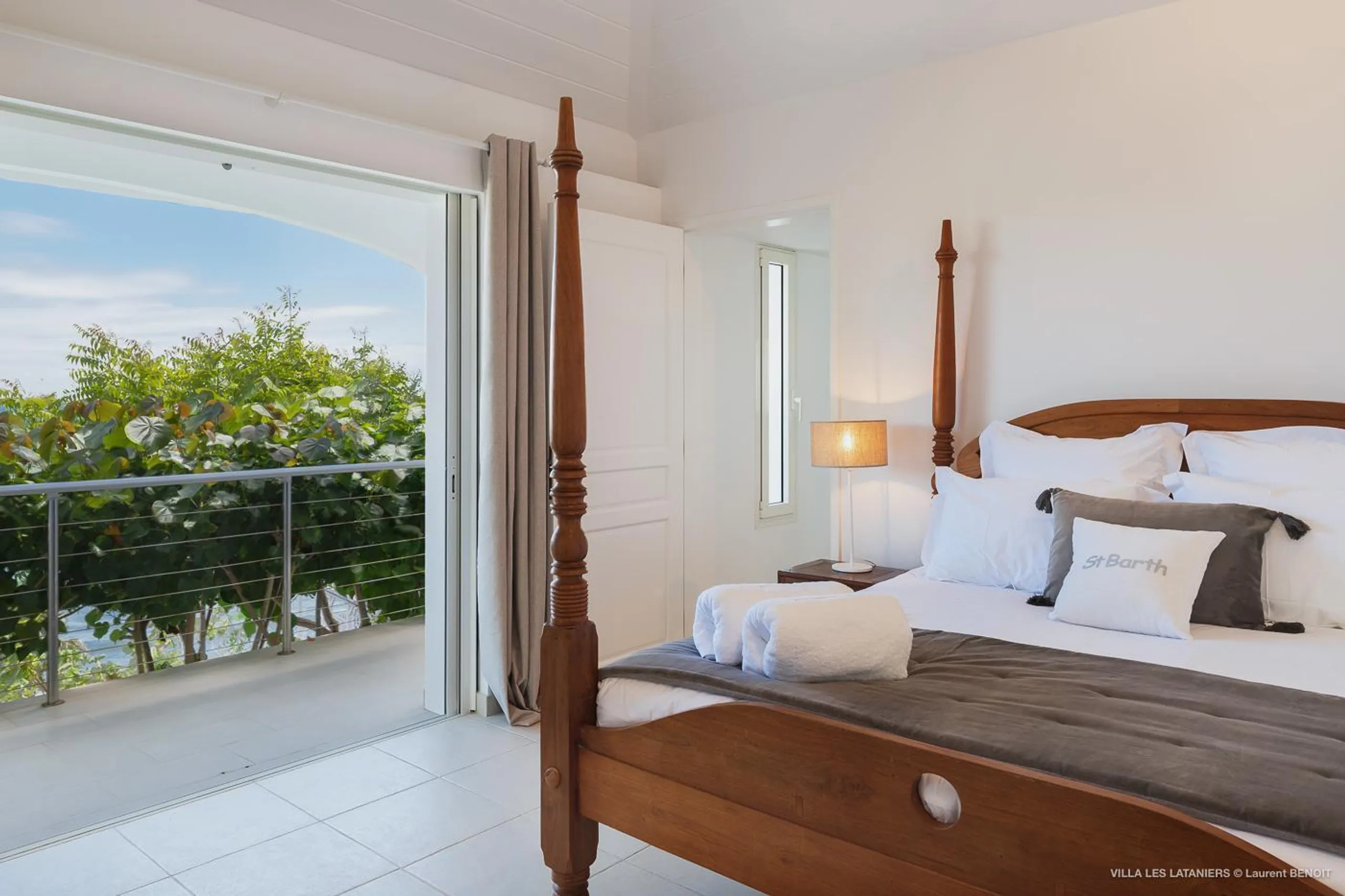 Opulent Oceanside Estate with Private Pool and Jacuzzi — photograph 7
