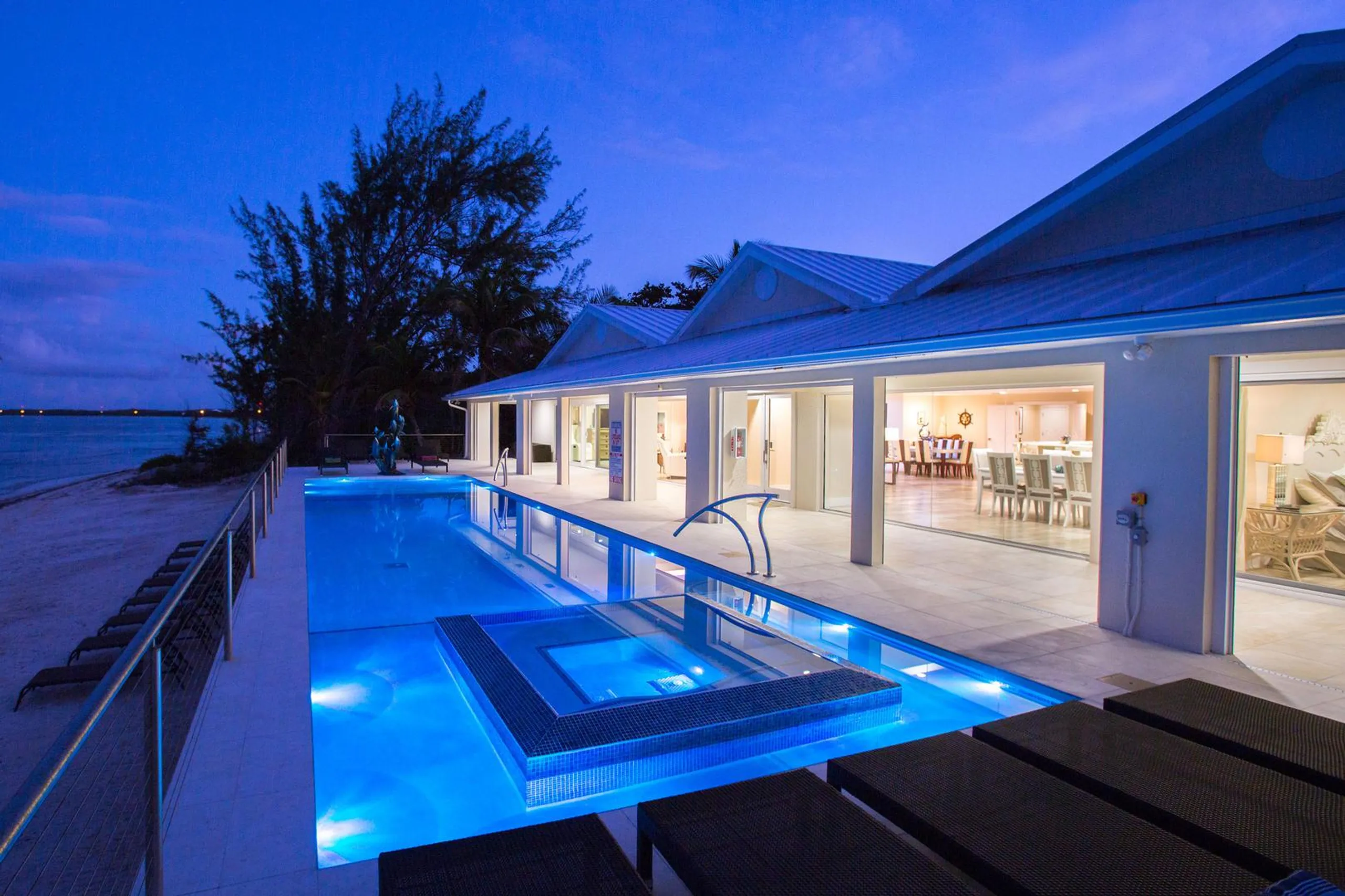 Elegant Twin Palms Beach Front Villa with Private Pool and Beach Access — photograph 3