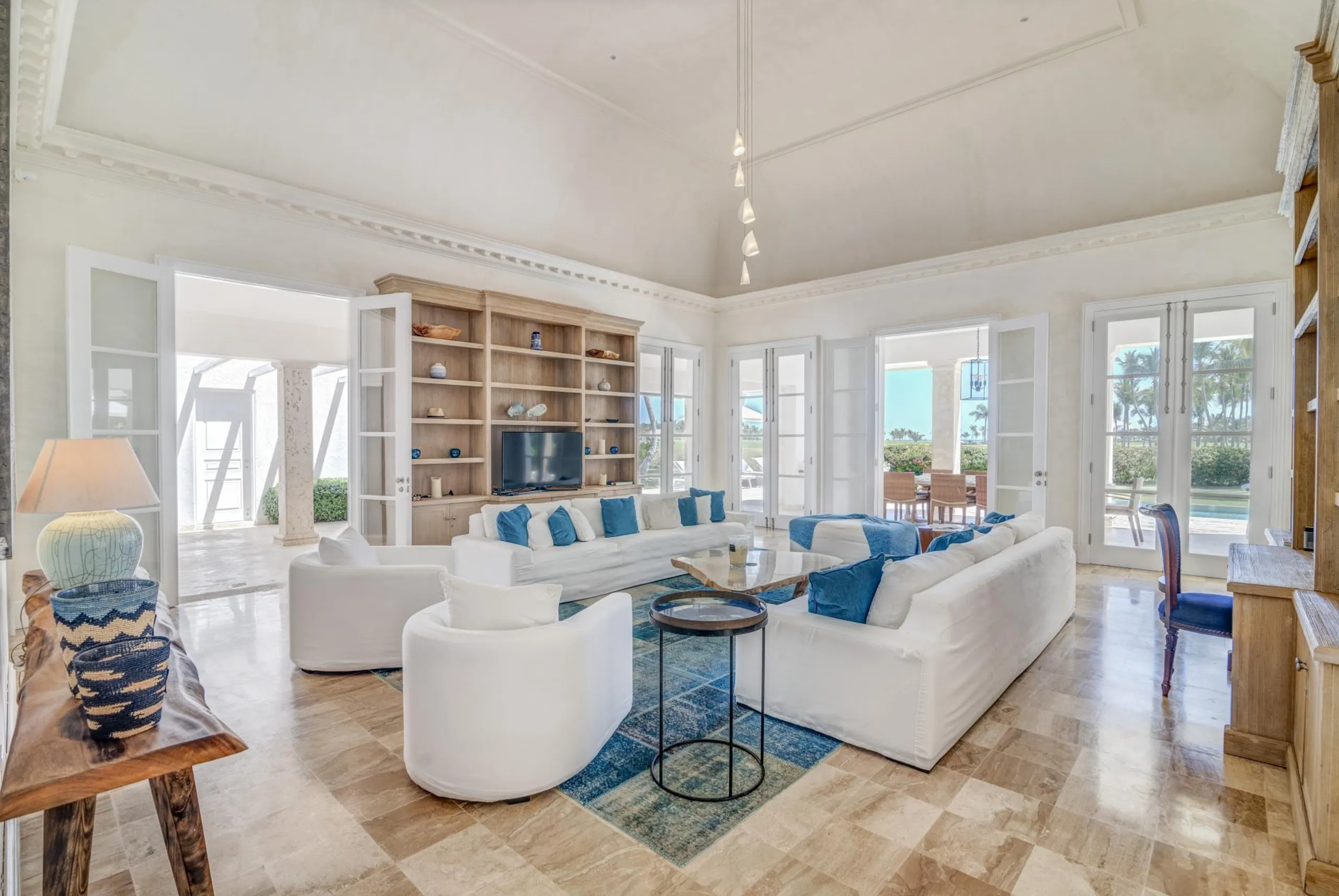 Lavishly Appointed Villa with Private Pool and Golf Course View — photograph 6
