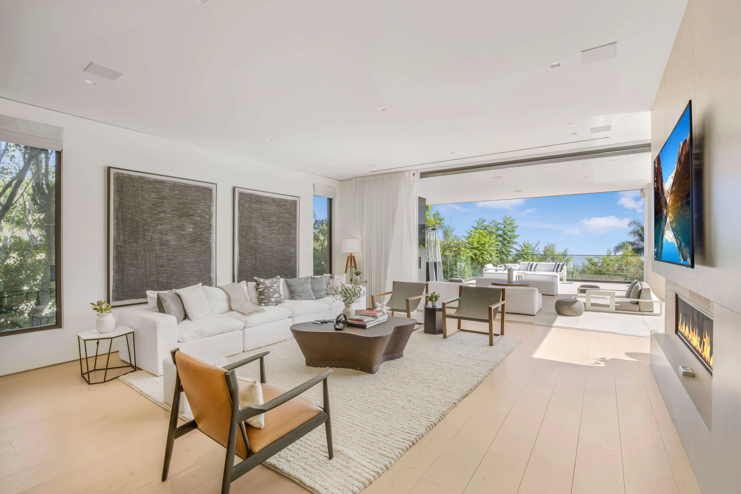 Modern Luxe Beverly Hills Estate with Infinity Pool and Panoramic Views — photograph 8