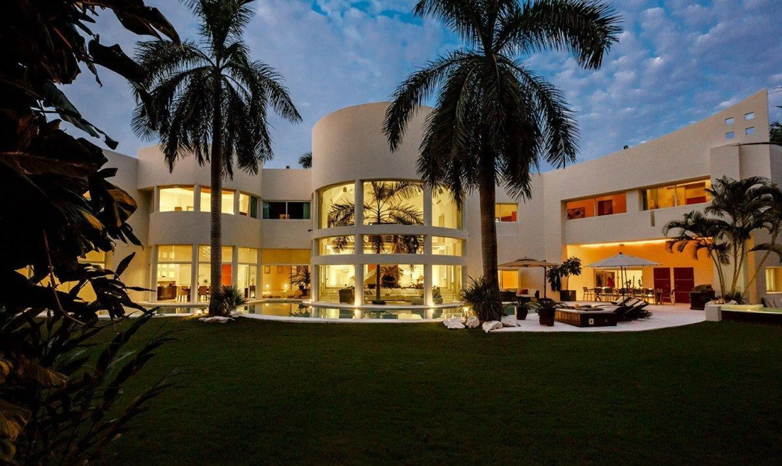 Ultra Modern Architectural Grand Villa with Surrounding Pool — photograph 7