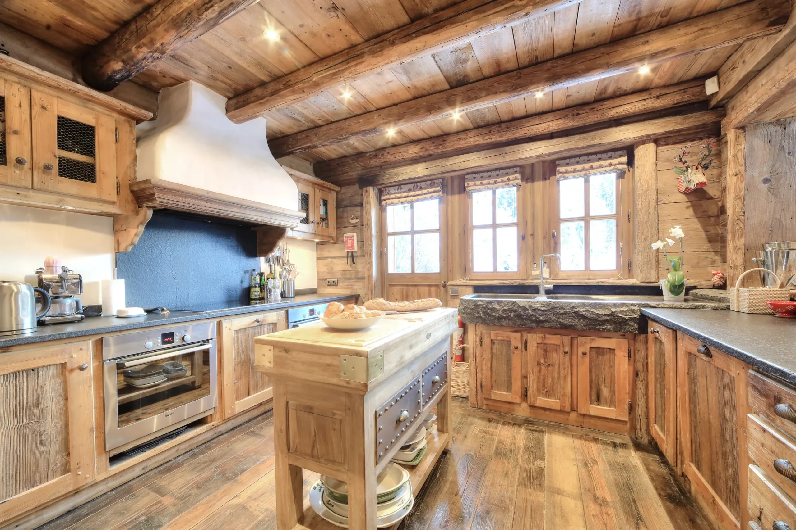 Spacious Ski Chalet with Hot Tub, Ski Access and Scenic Views — photograph 11