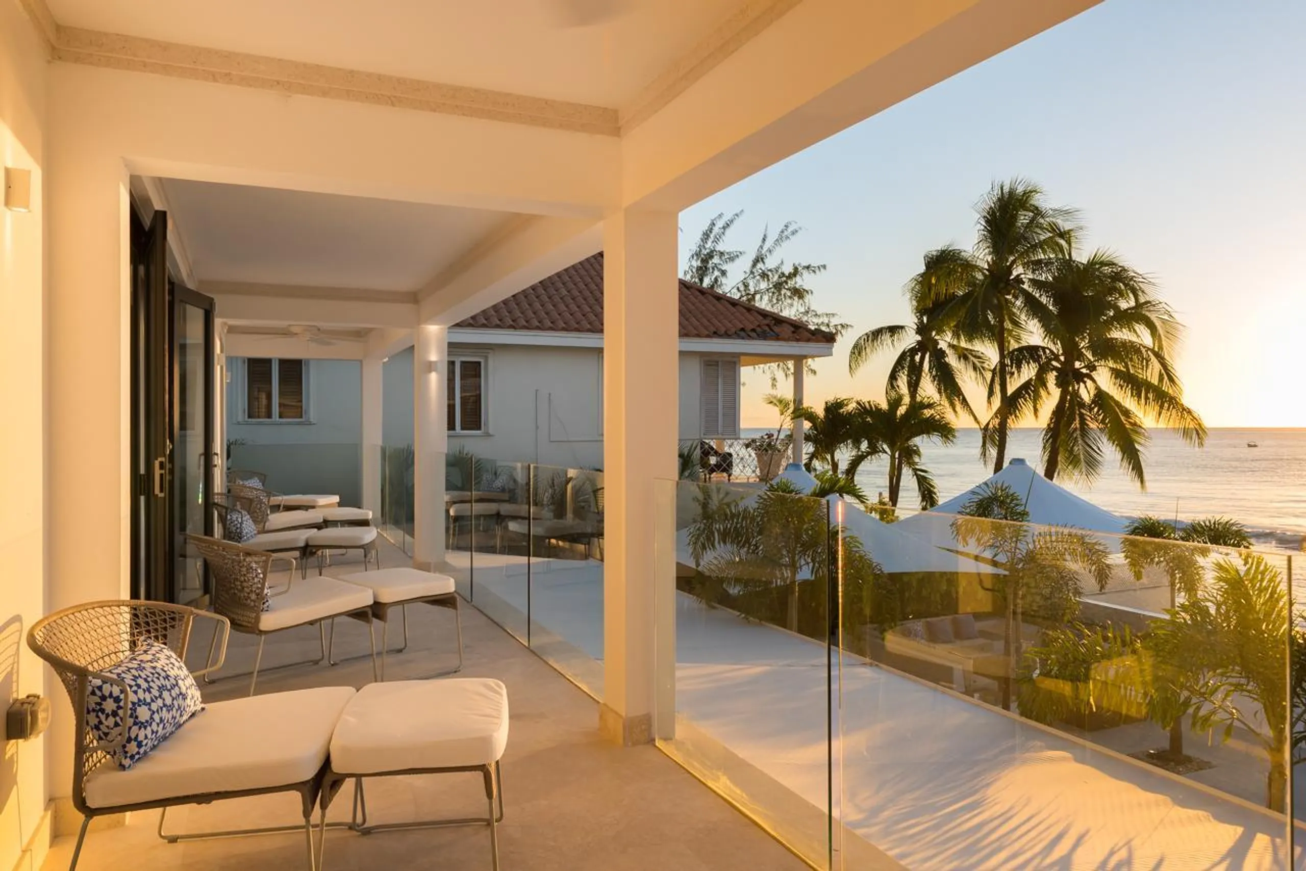 Barbados Beachfront Contemporary Villa with Tropical Ambiance and Stunning Views of the Caribbean Sea — photograph 9