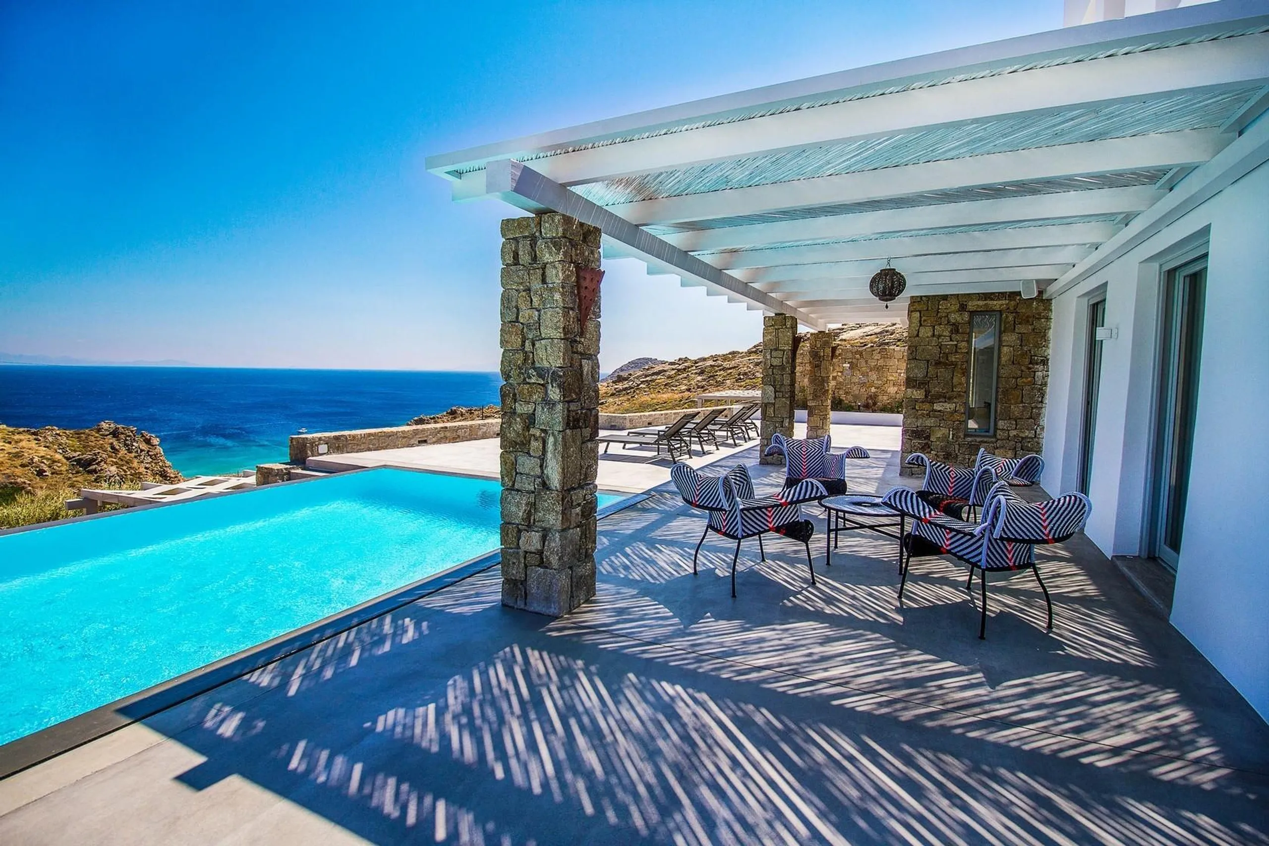 Dignified Mykonos Villa with Infinity Pool and Ocean Views — photograph 4