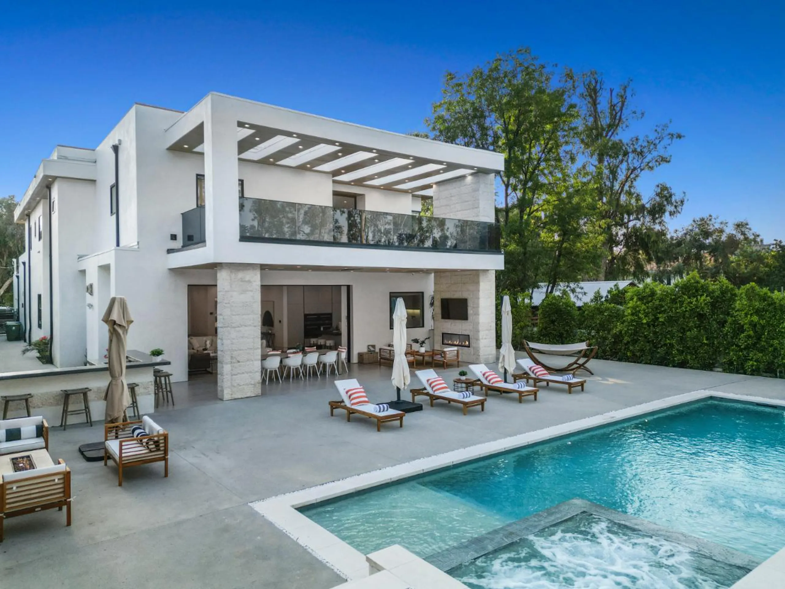 Stunning Modern Architectural Estate with Large Pool — photograph 3
