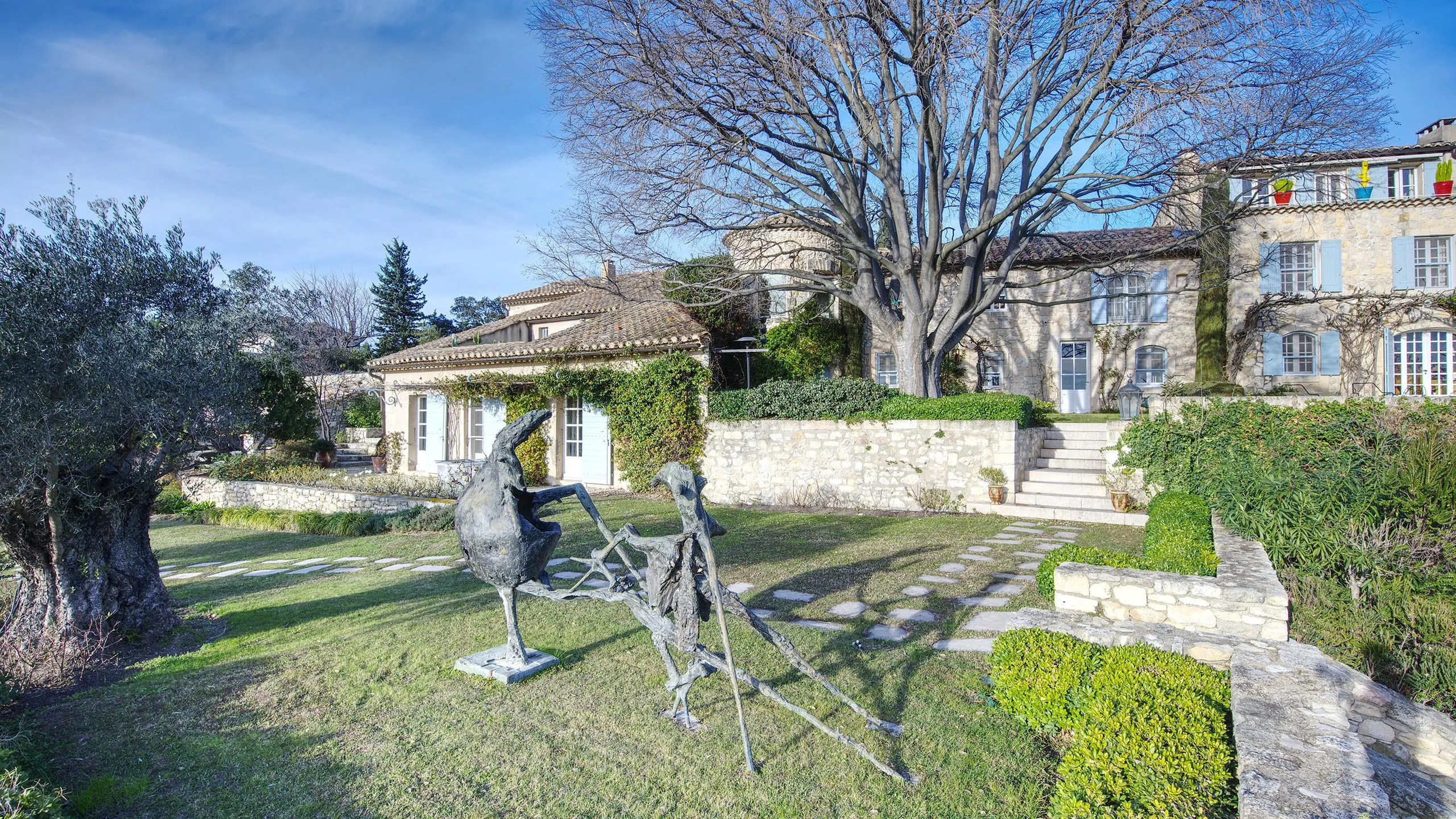 Sumptuous Escape Villa with Poolside and Panoramic Mountain Views — photograph 9