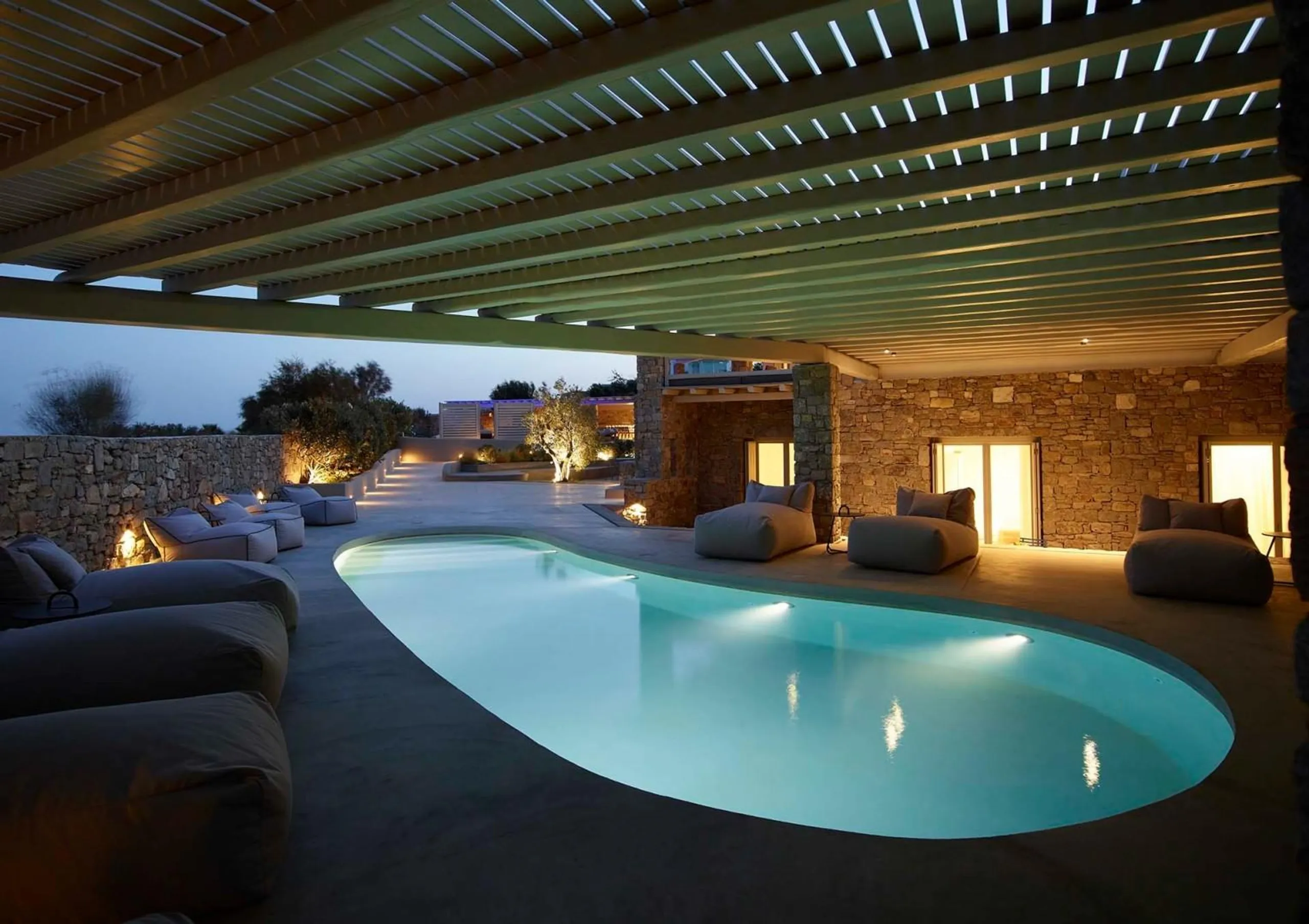 Indulge in the Elegance of a Villa Oasis with Breathtaking Views — photograph 3