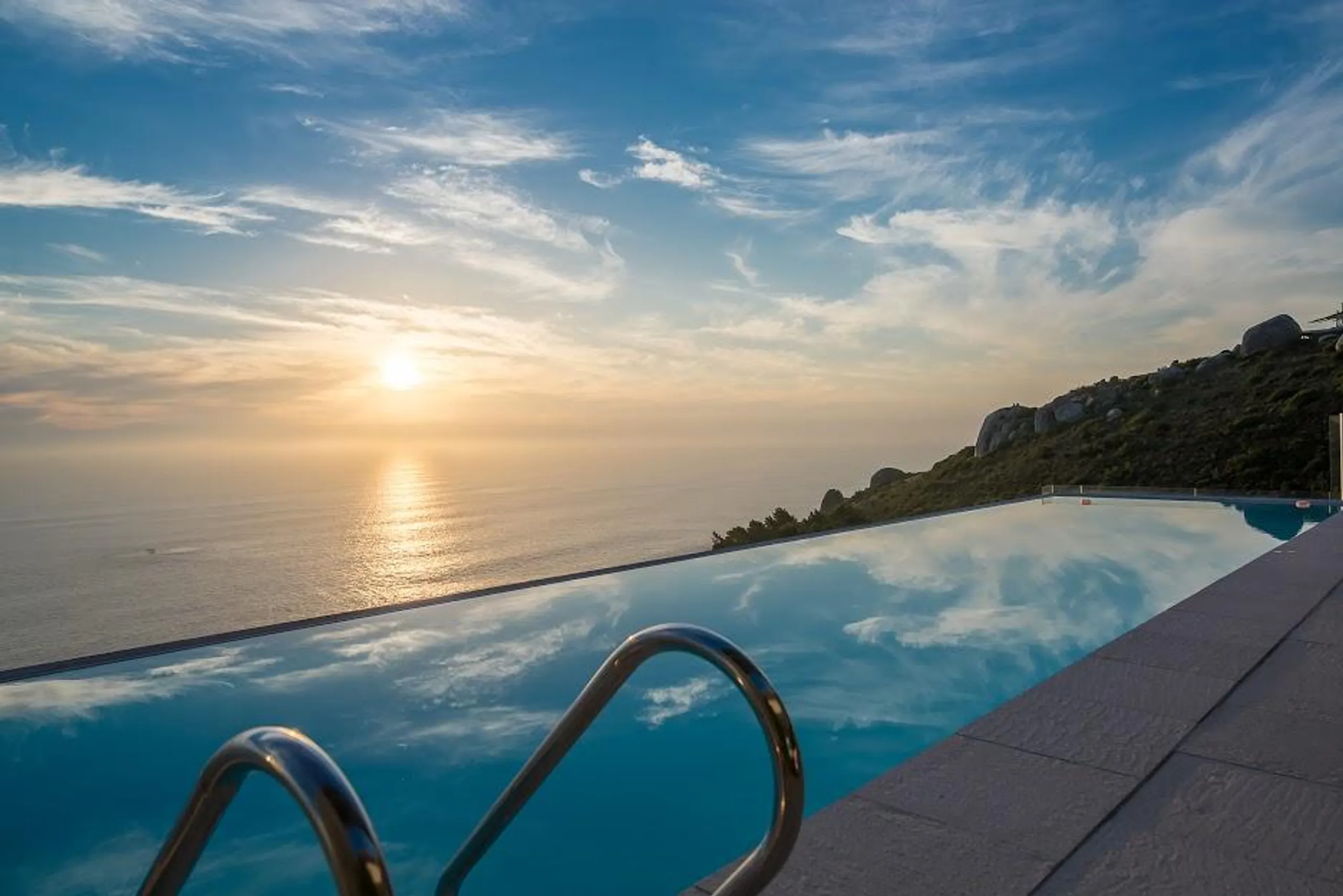 Modern Contemporary Estate with Infinity Pool and Panoramic Views — photograph 6
