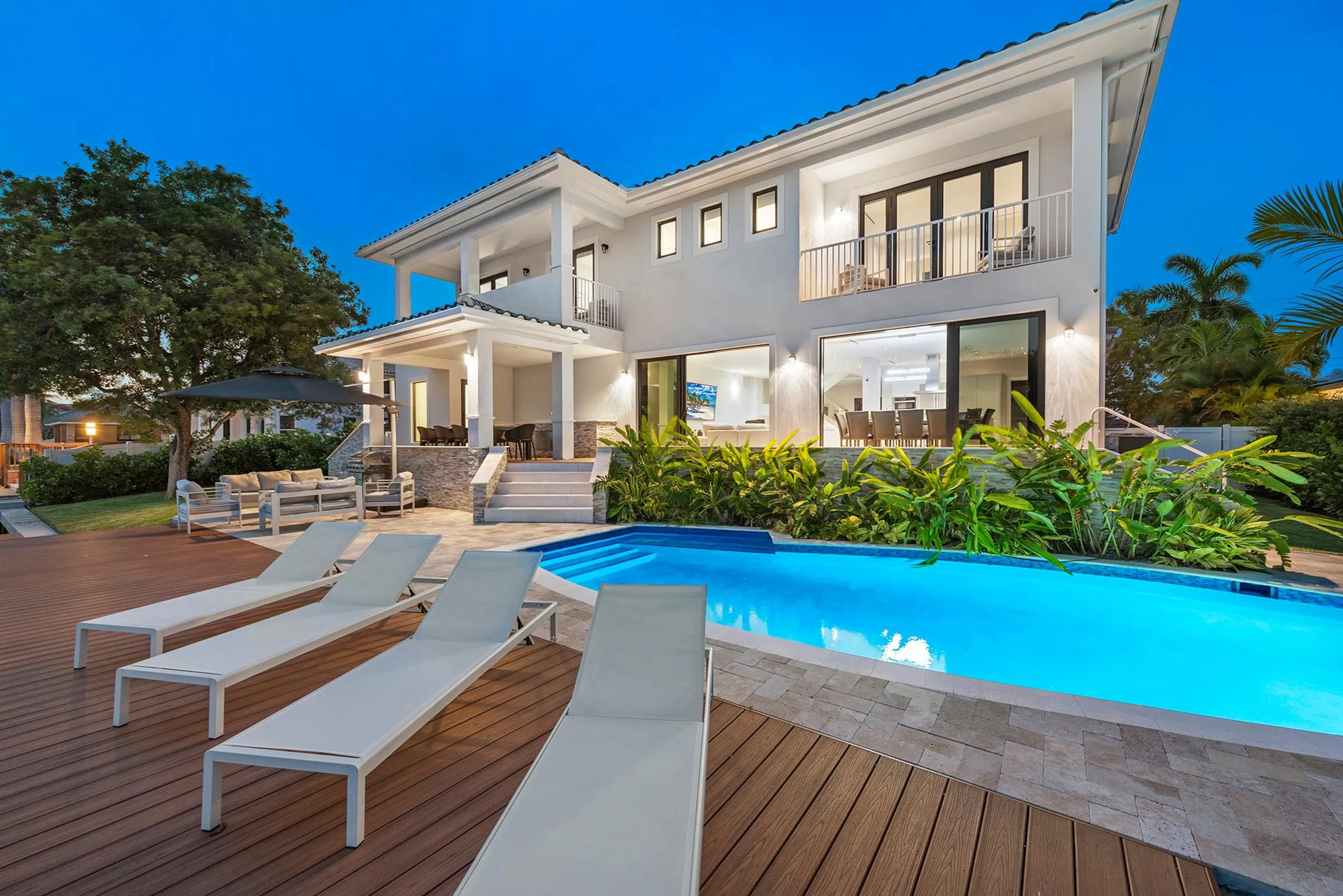 Amazing Waterfront Luxury Estate with Private Pool and Entertainment Room — photograph 3