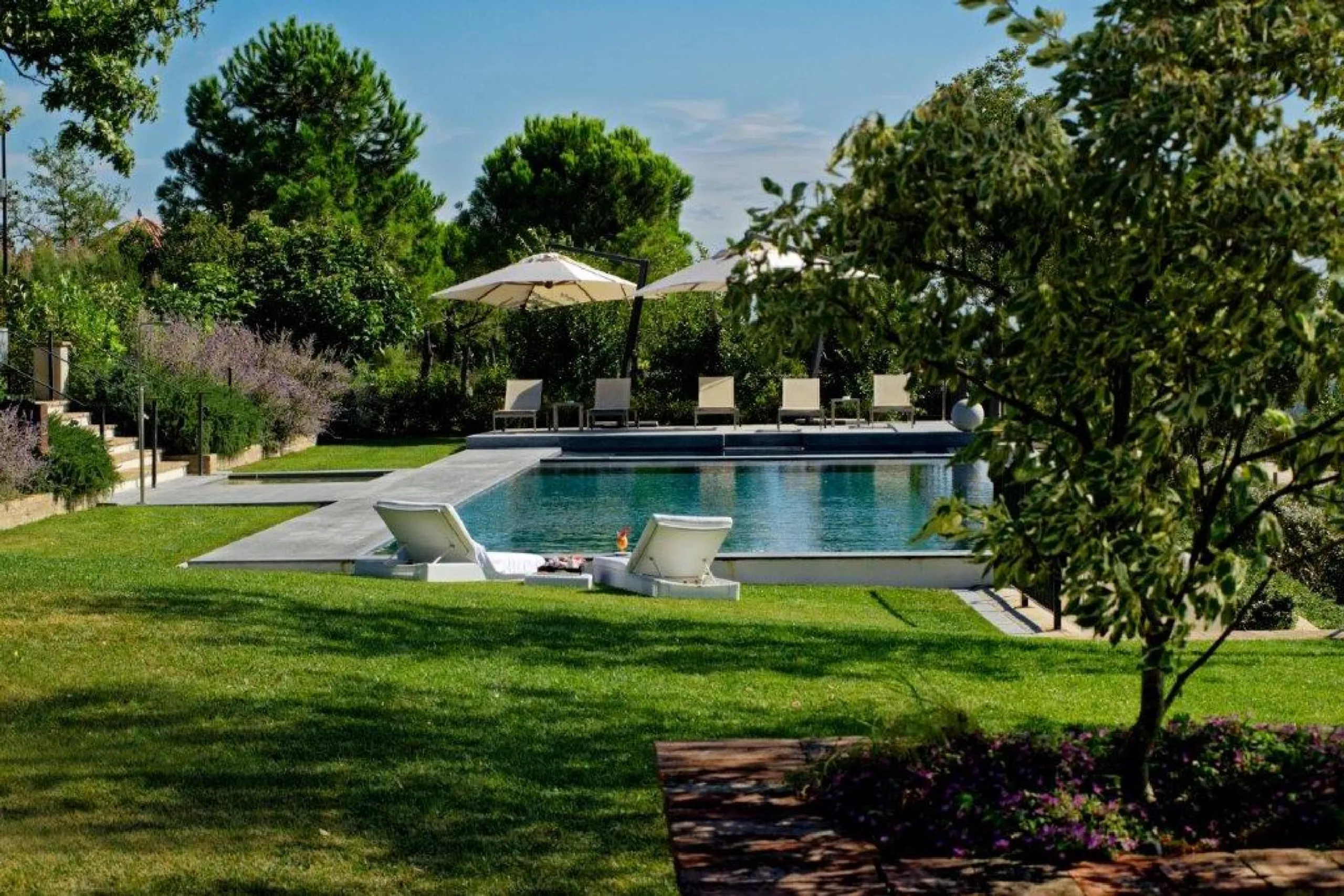 Paradise Estate with Infinity Pool and Lush Garden Grounds — photograph 3