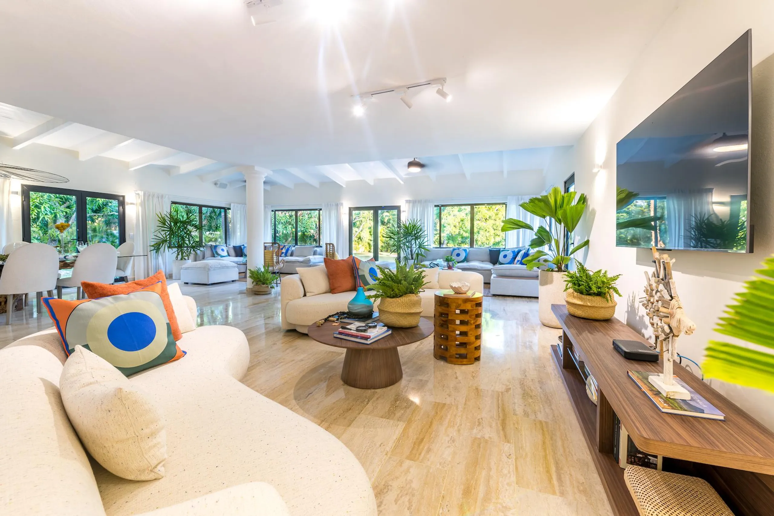 Refined Modern Villa with Swimming Pool and Minitas Beach Nearby — photograph 5