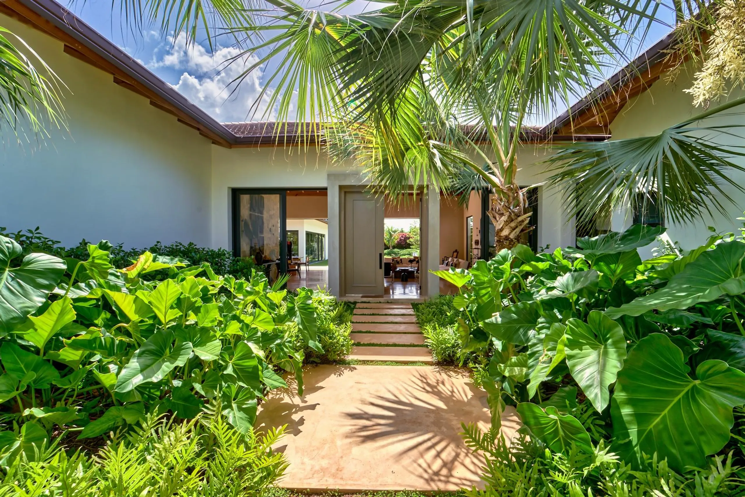 Refreshing Modern Villa with Private Pool and Golf Course Nearby — photograph 2